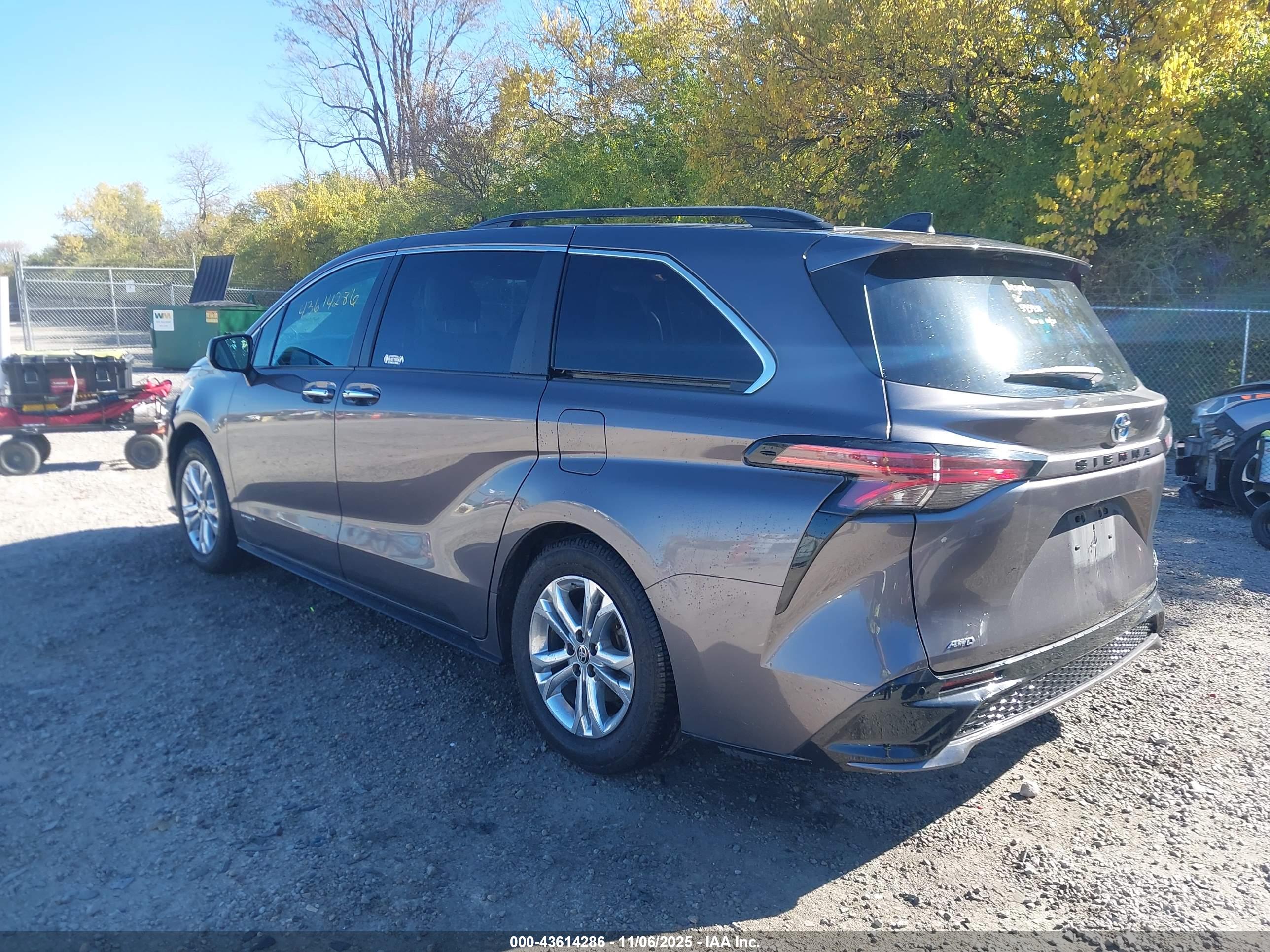 TOYOTA SIENNA image 3
