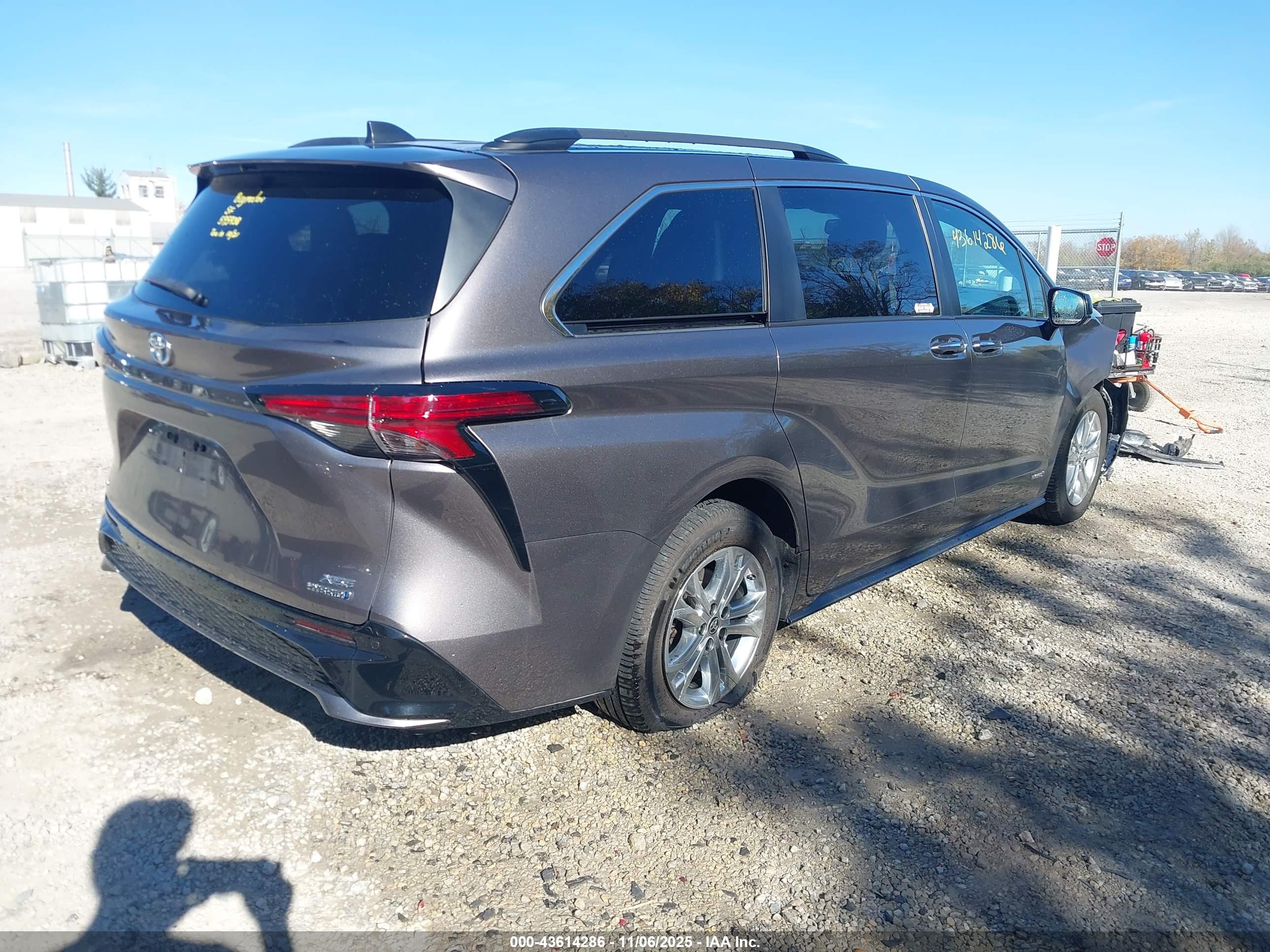 TOYOTA SIENNA image 4