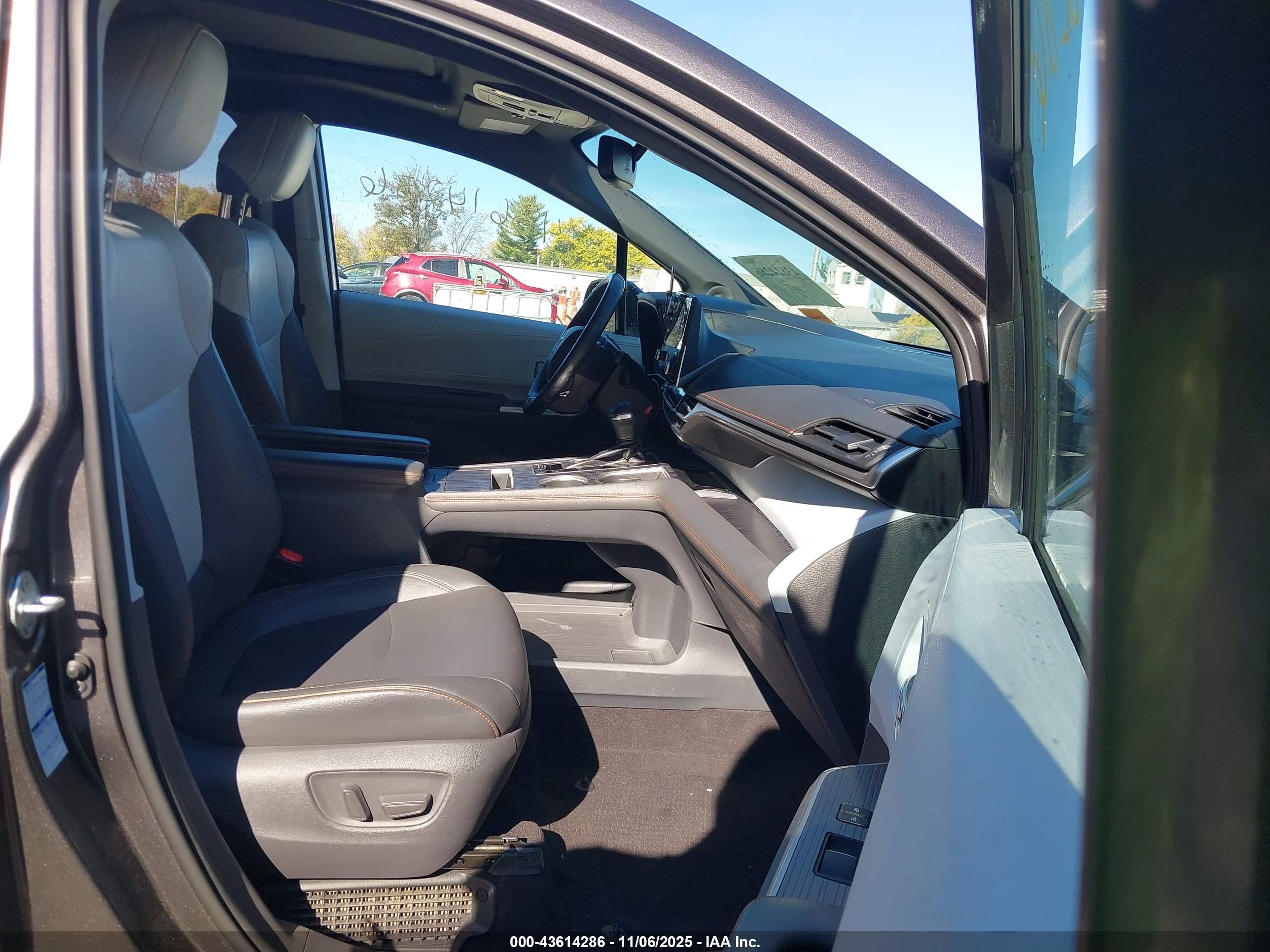 TOYOTA SIENNA image 5