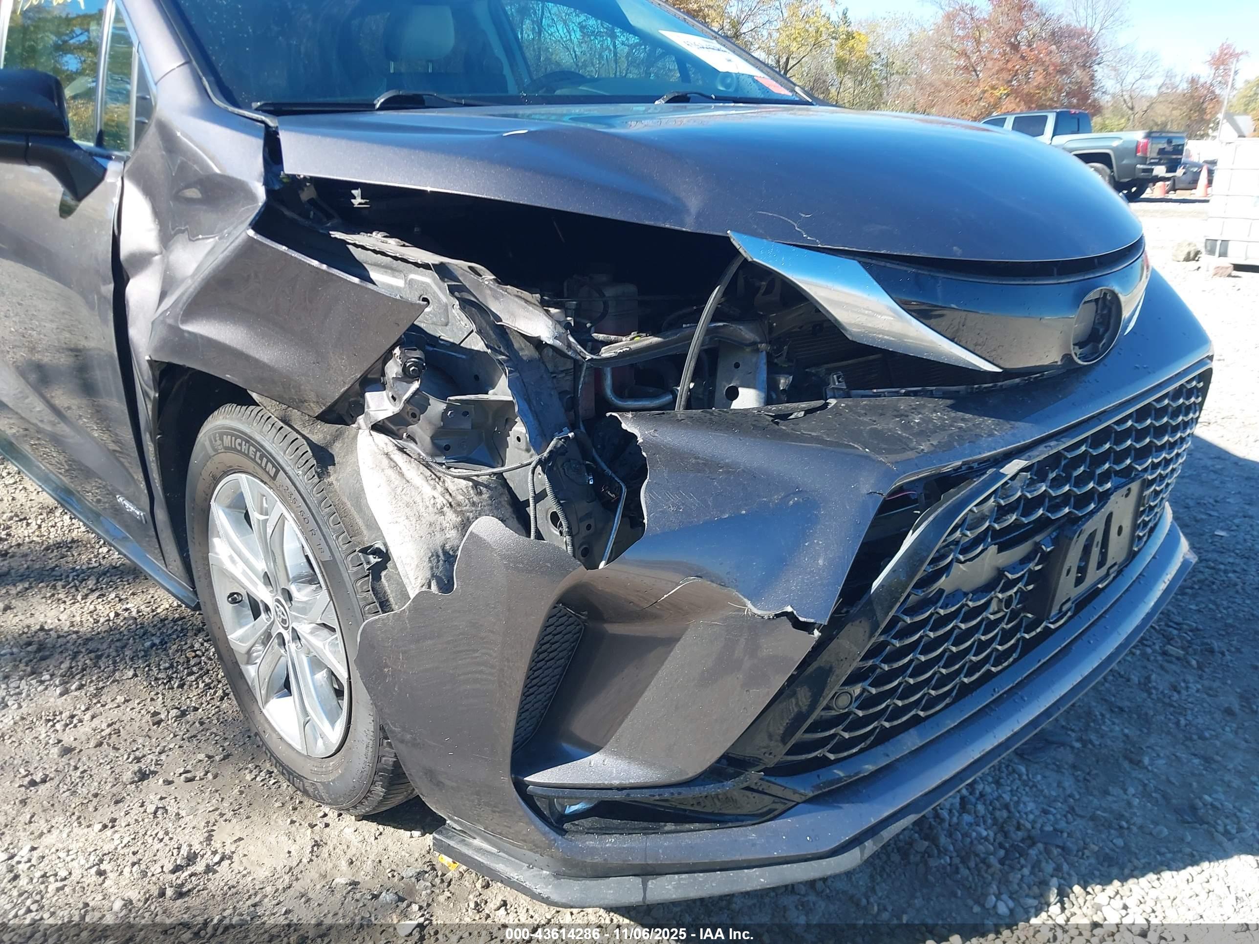 TOYOTA SIENNA image 6