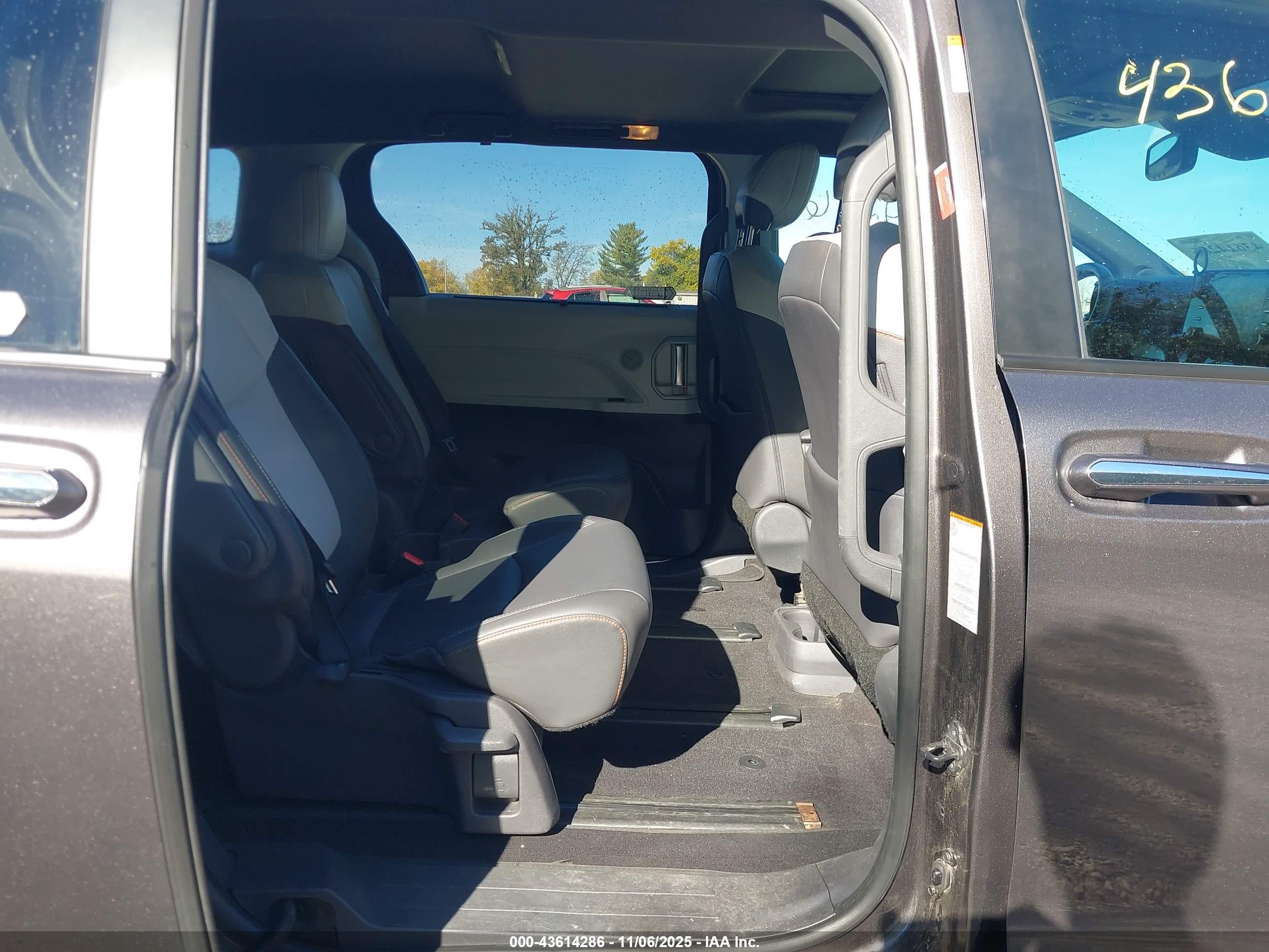 TOYOTA SIENNA image 8