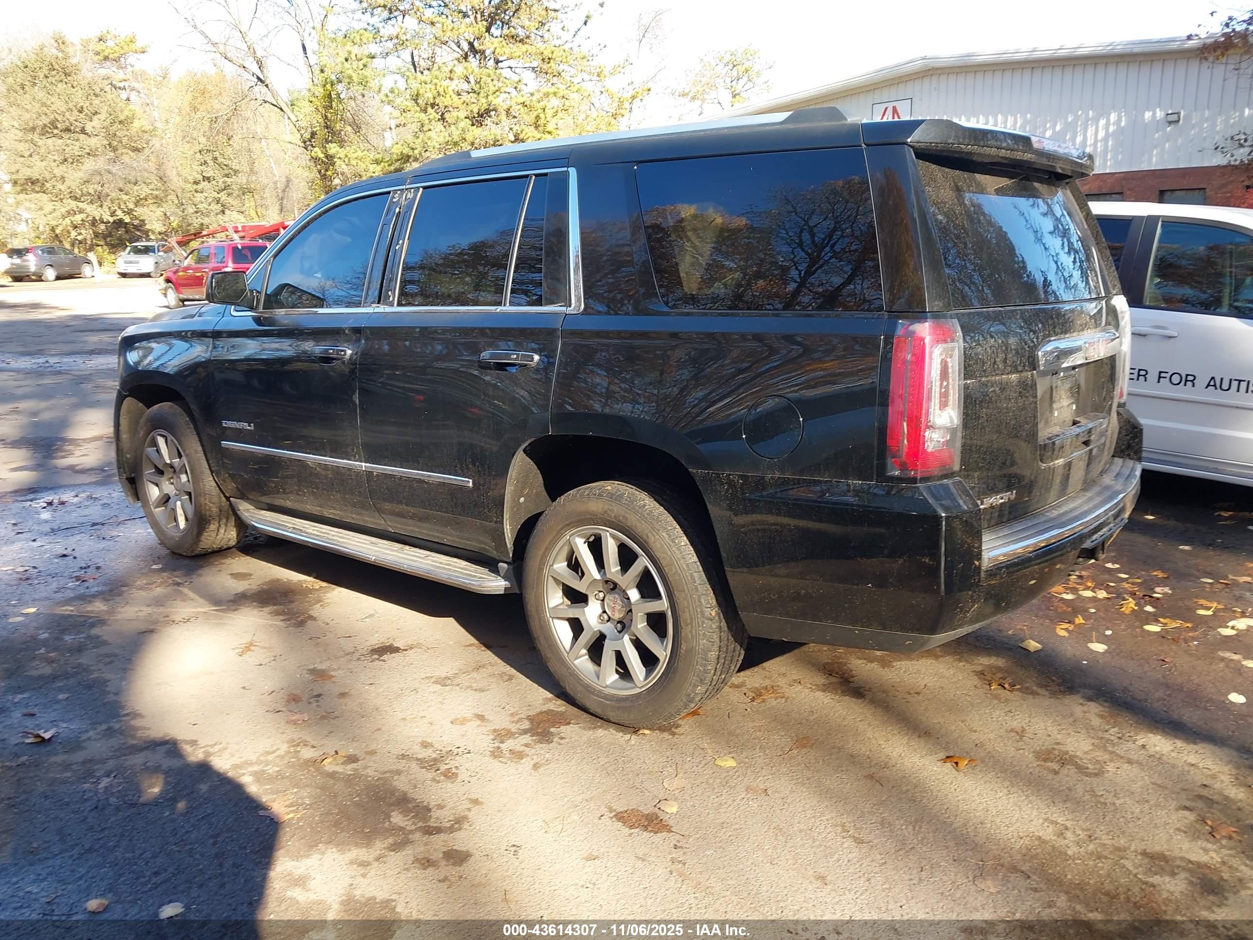 GMC YUKON image 3