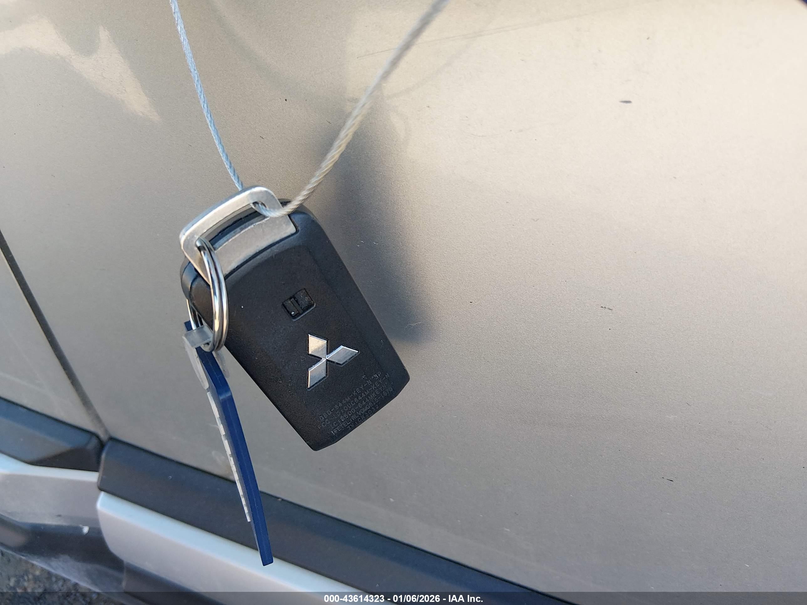 MITSUBISHI OUTLANDER image 11