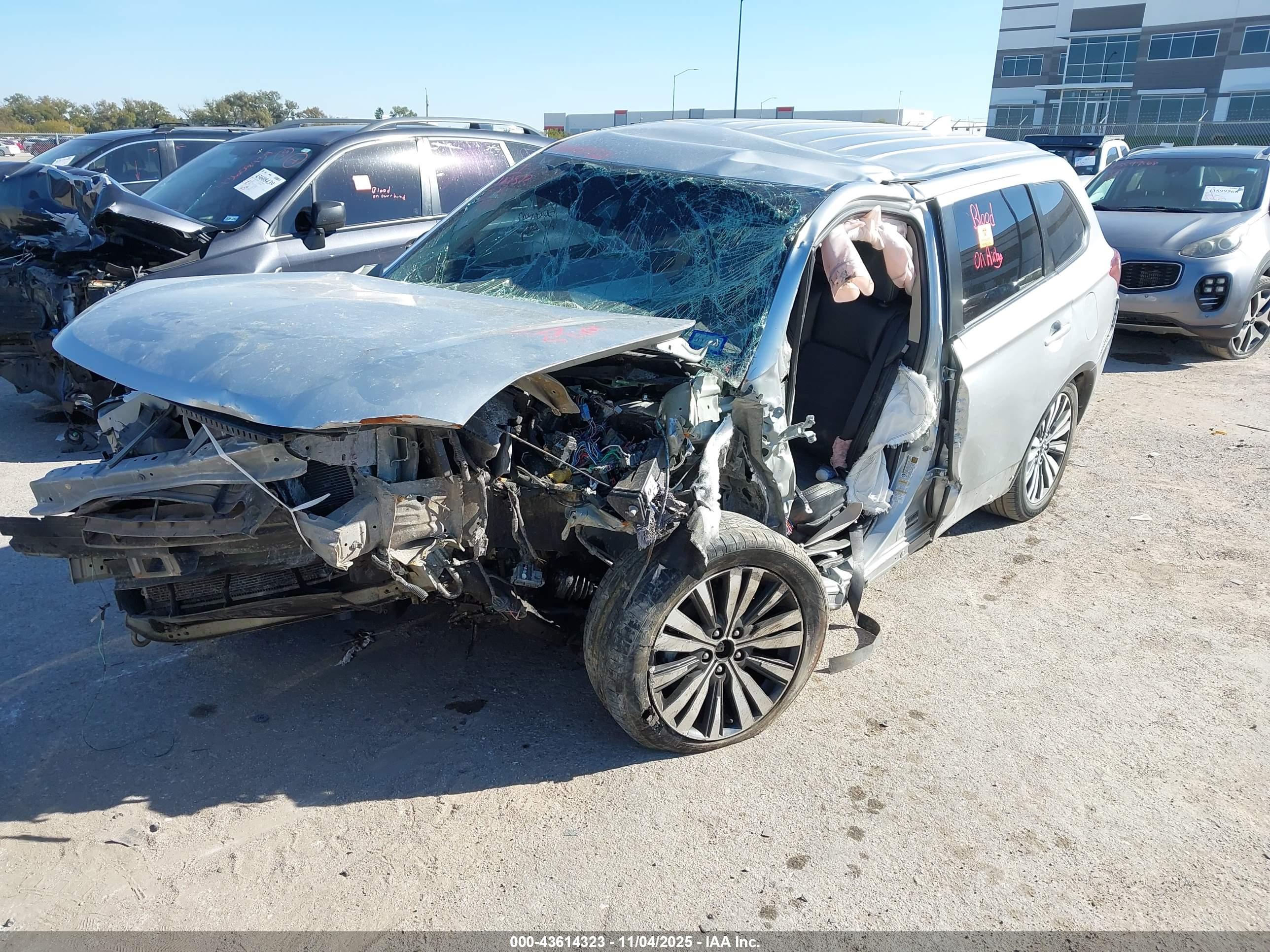MITSUBISHI OUTLANDER image 2