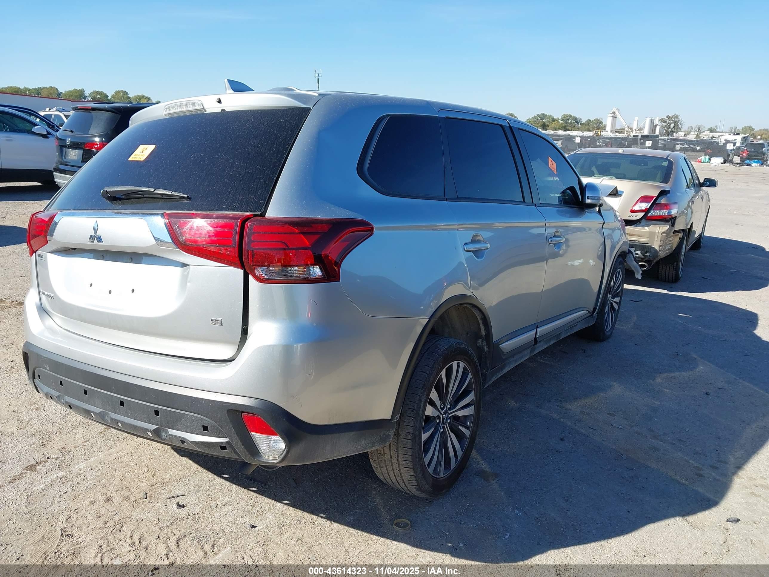 MITSUBISHI OUTLANDER image 4