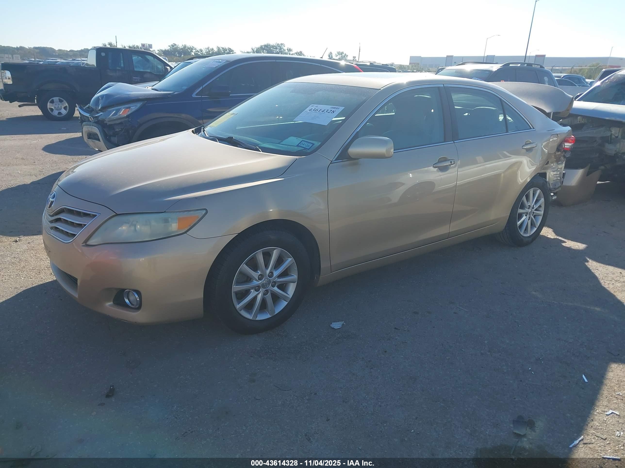 TOYOTA CAMRY image 2