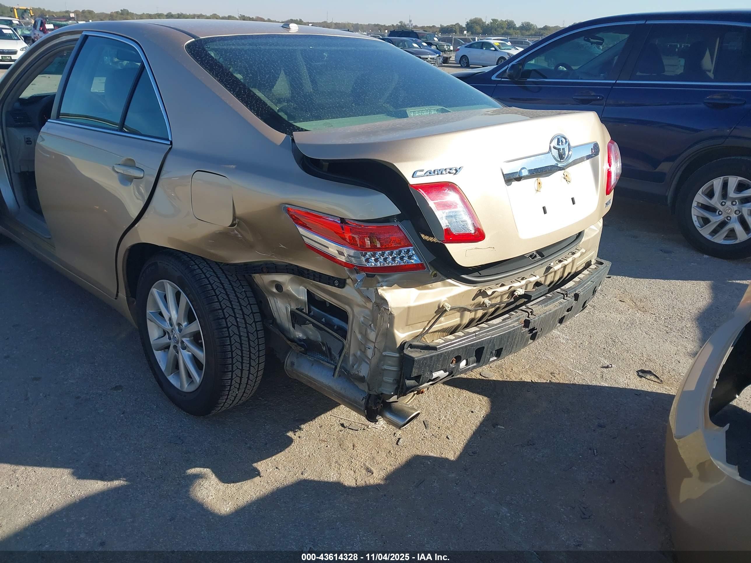 TOYOTA CAMRY image 6