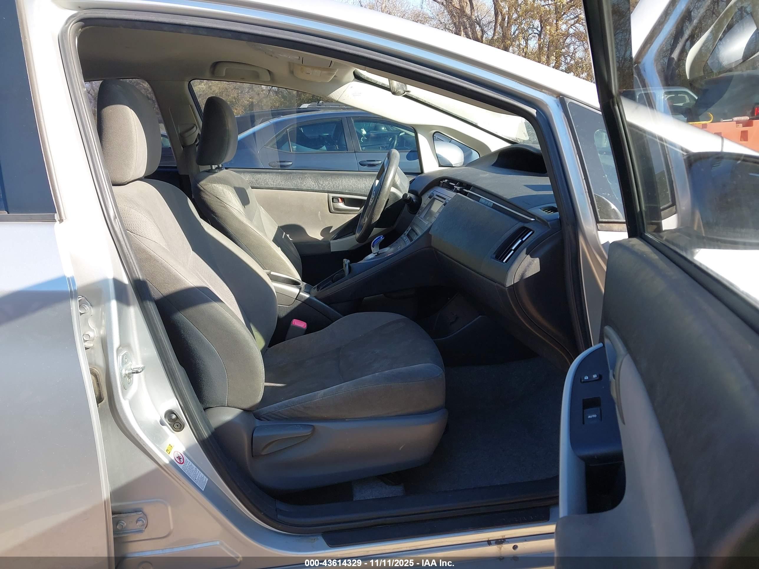 TOYOTA PRIUS image 5