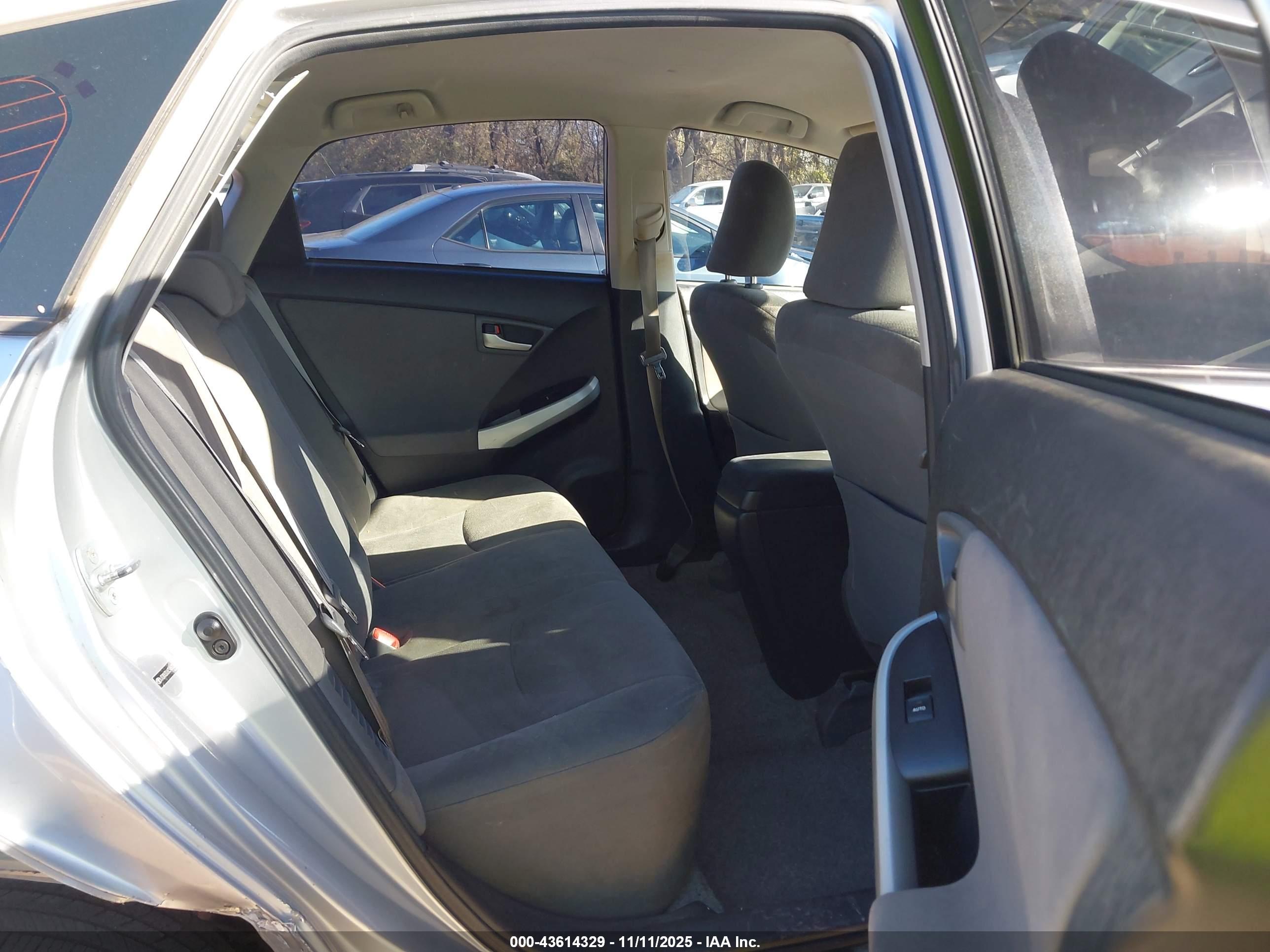 TOYOTA PRIUS image 8