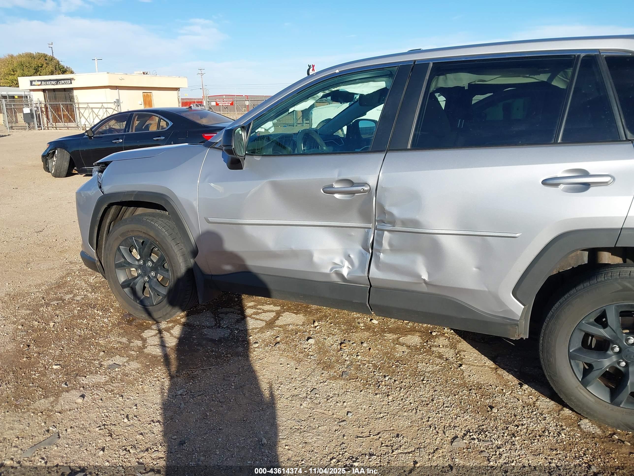 TOYOTA RAV4 image 6