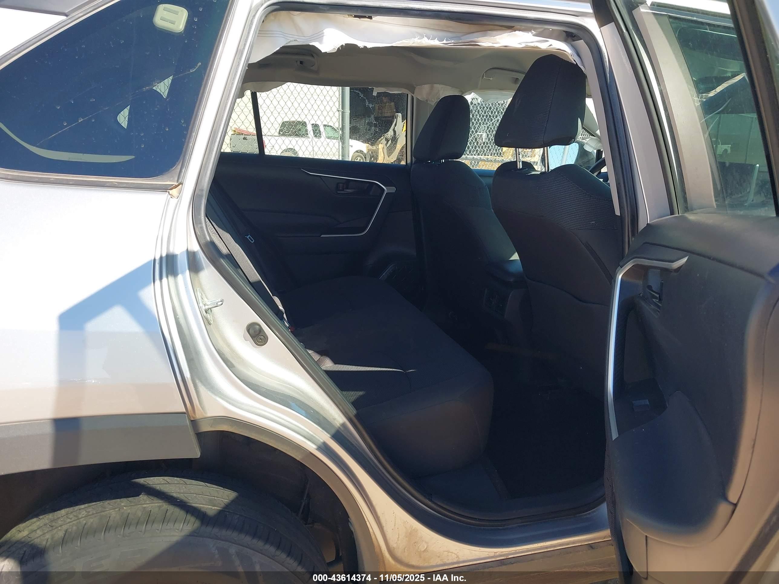 TOYOTA RAV4 image 8