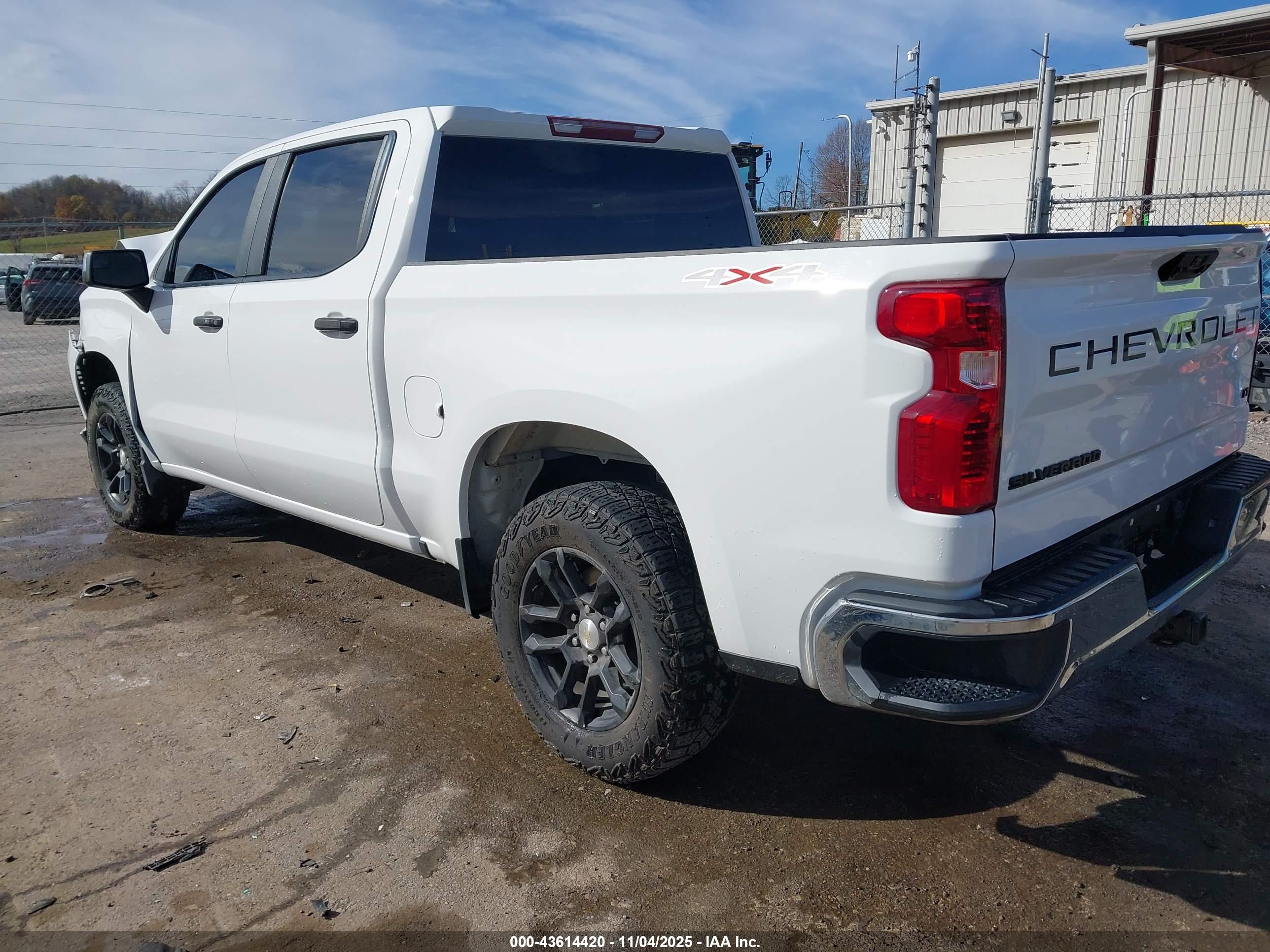 CHEVROLET SILVERADO image 3