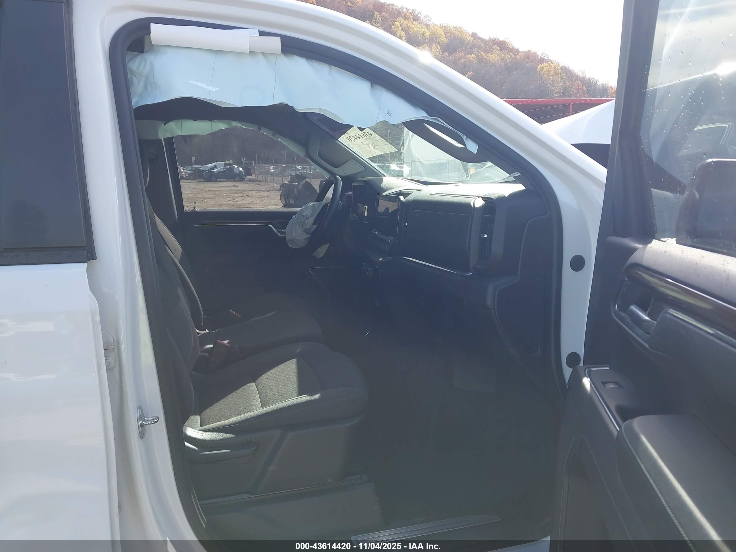 CHEVROLET SILVERADO image 5