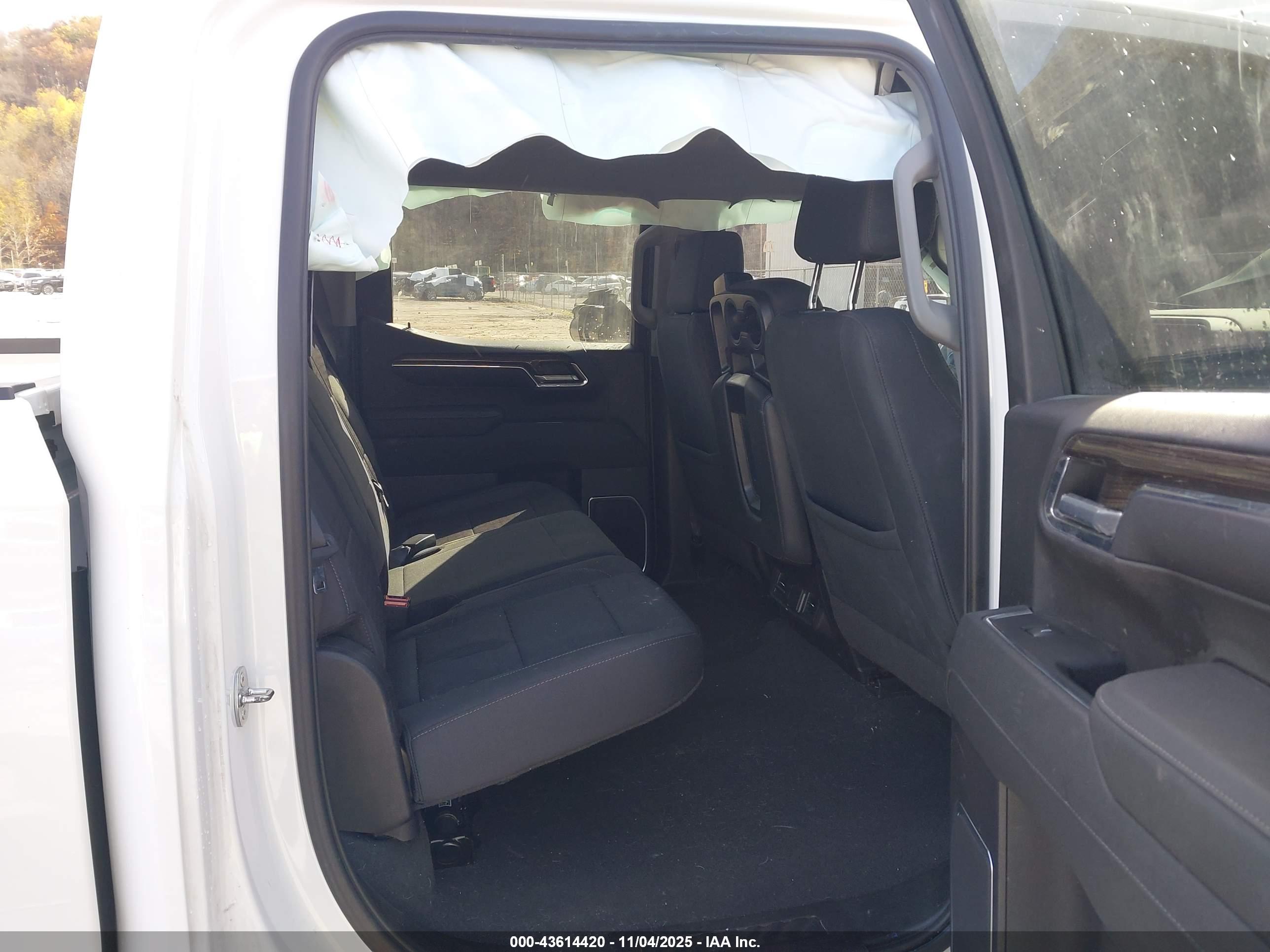 CHEVROLET SILVERADO image 8
