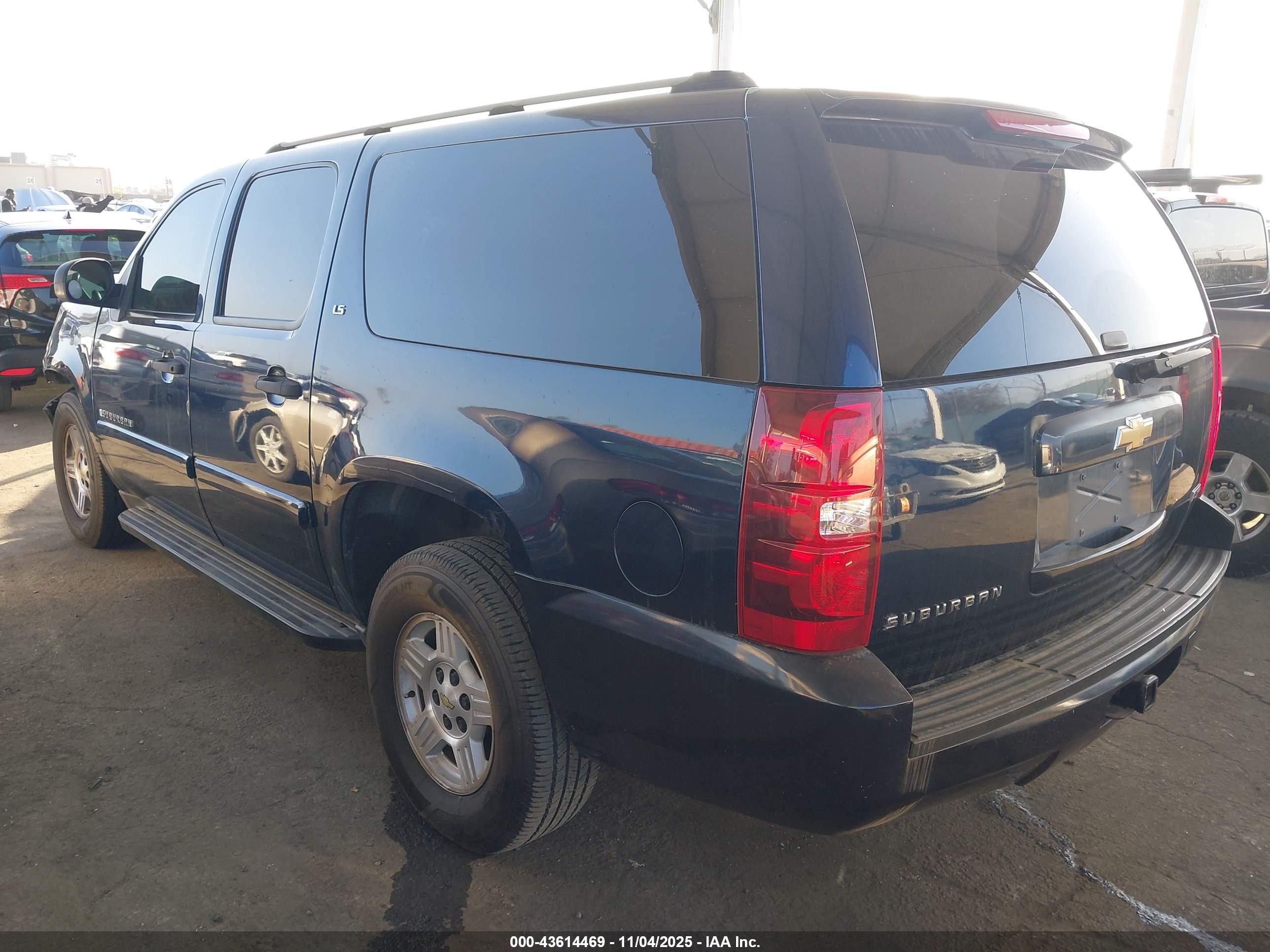 CHEVROLET SUBURBAN image 3