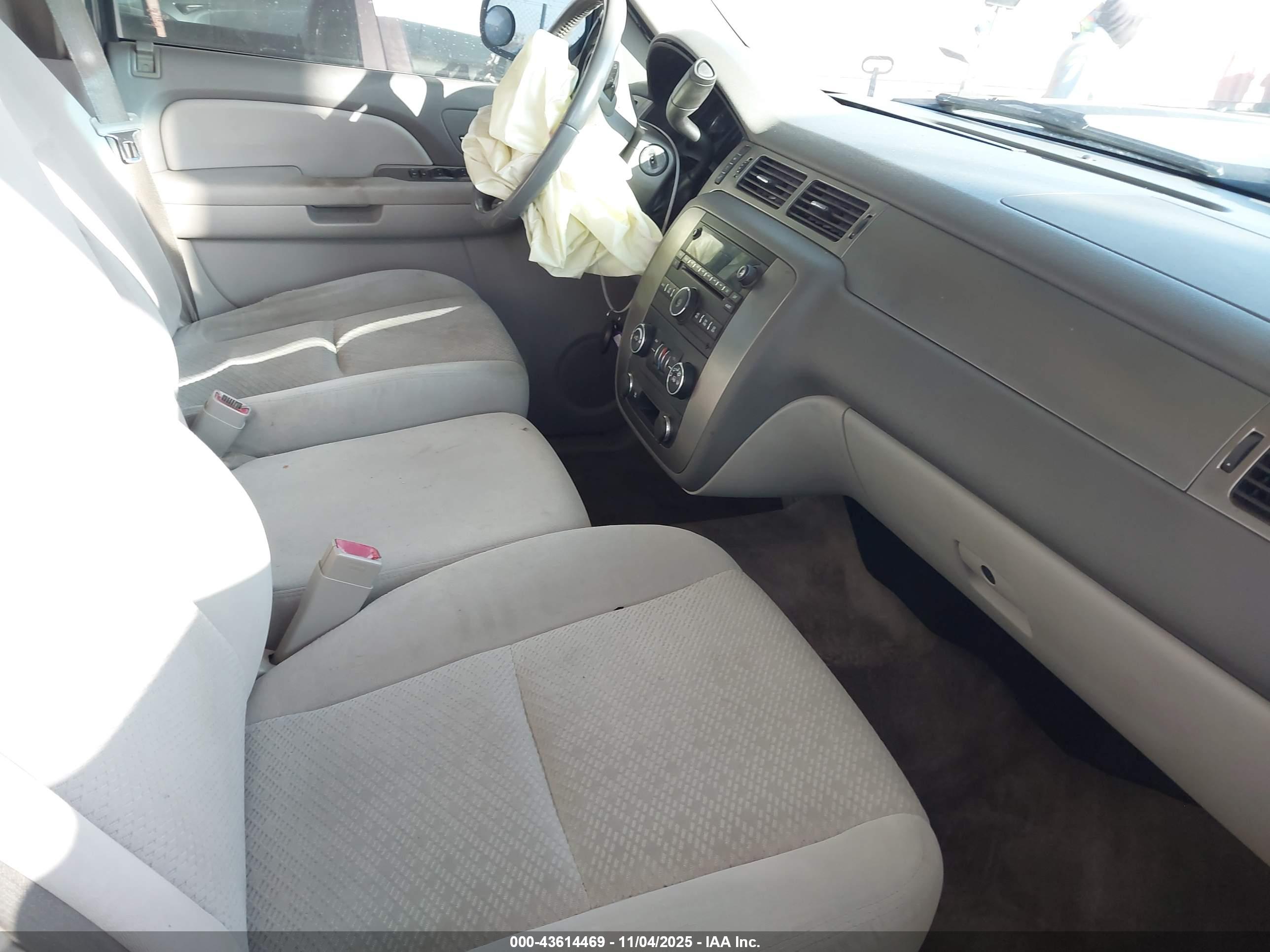 CHEVROLET SUBURBAN image 5