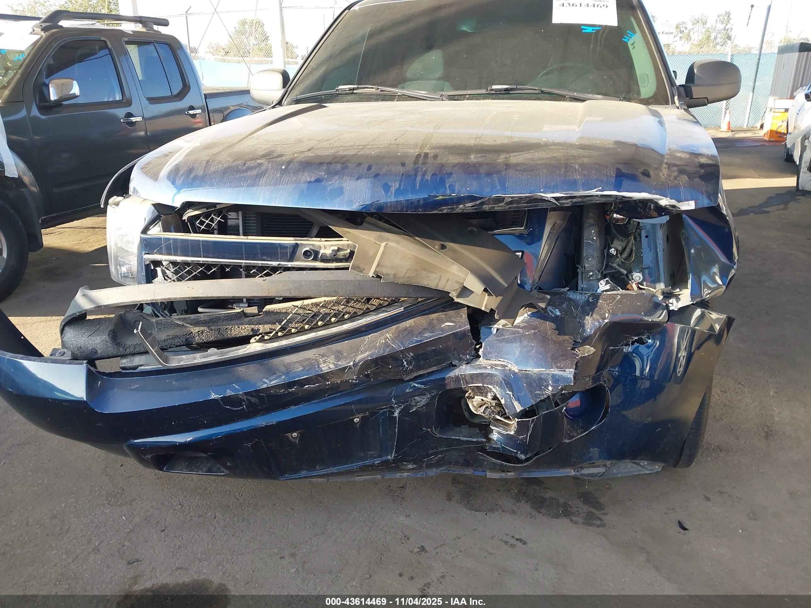 CHEVROLET SUBURBAN image 6