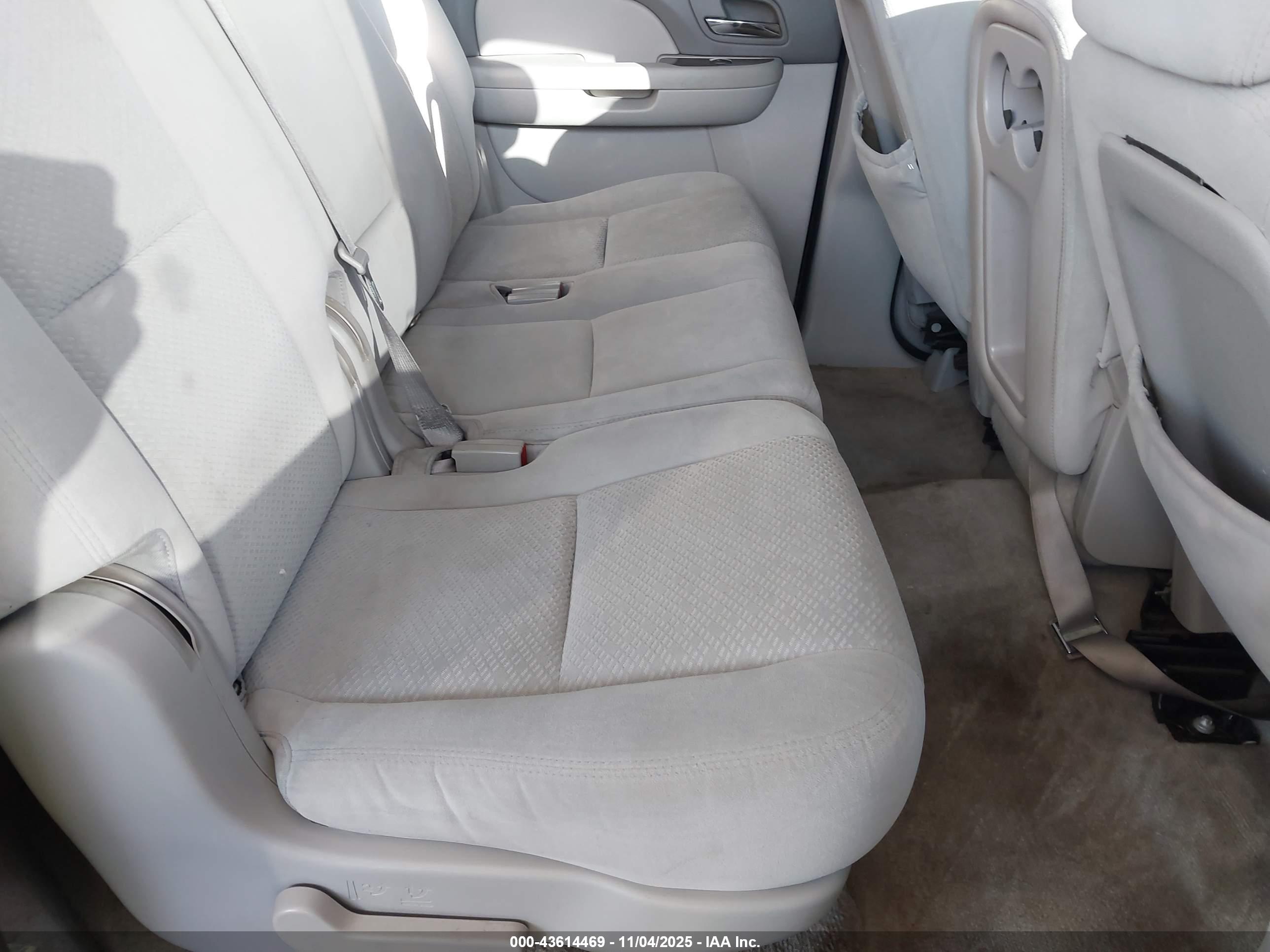 CHEVROLET SUBURBAN image 8