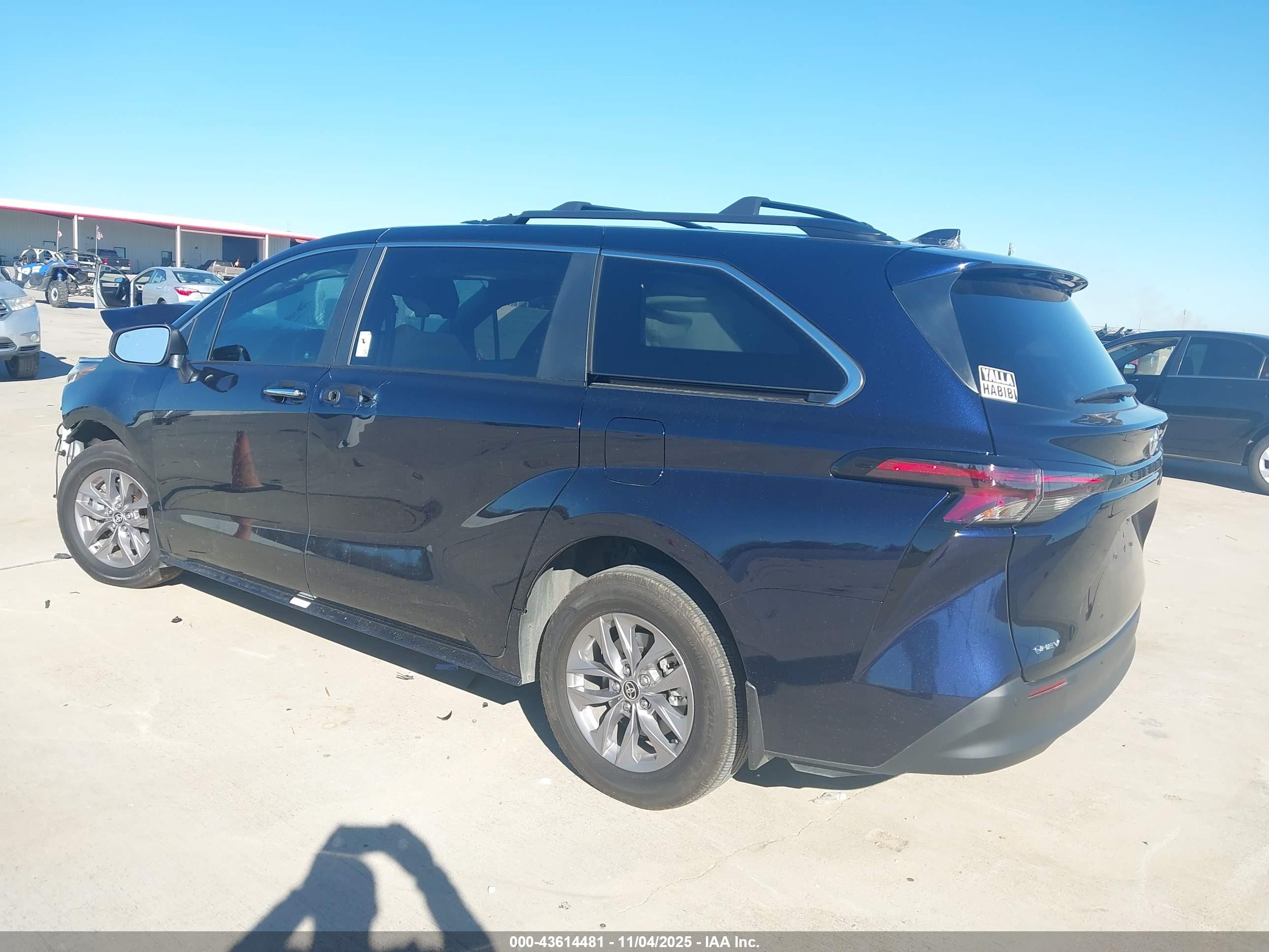 TOYOTA SIENNA image 3