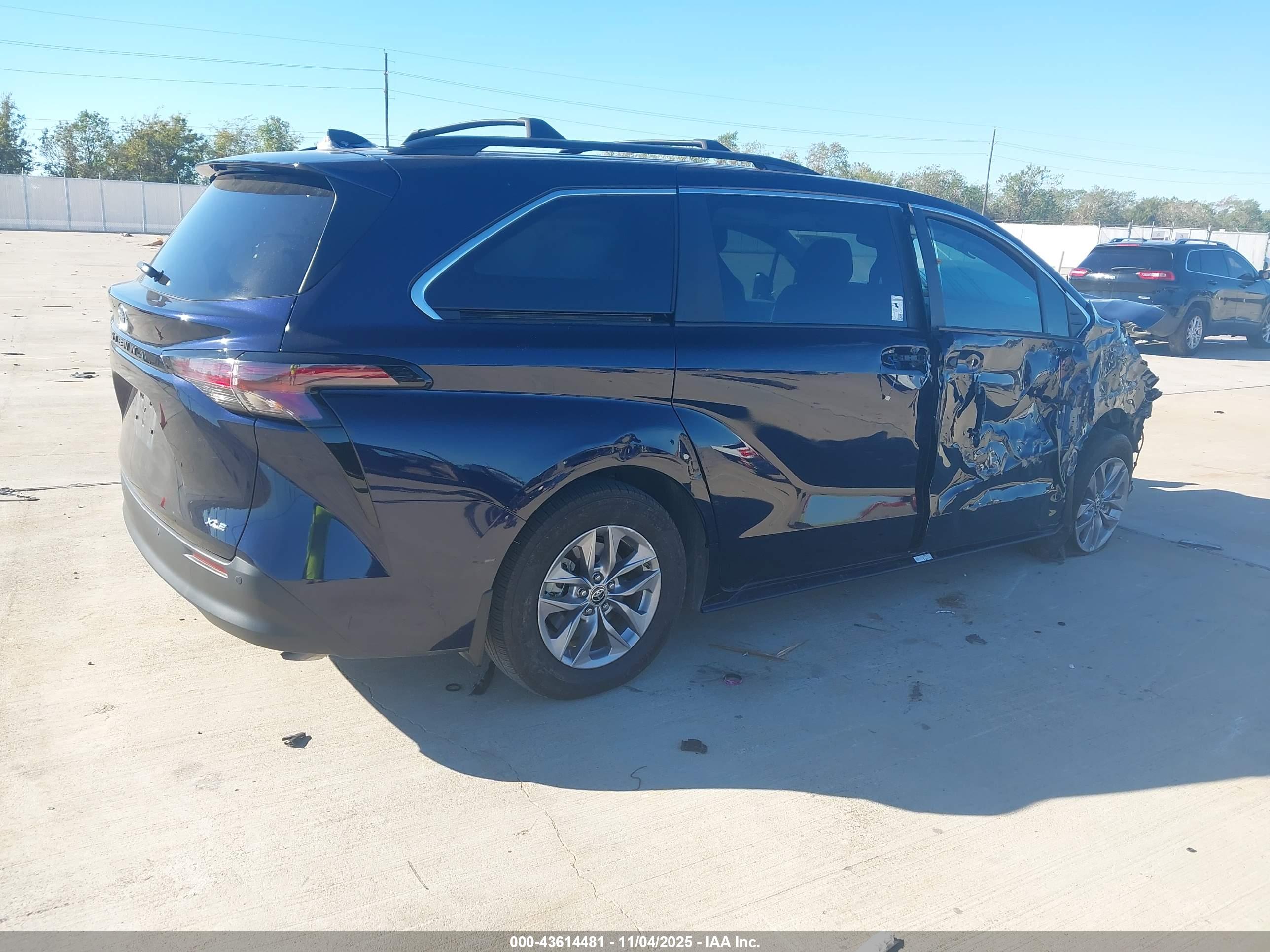 TOYOTA SIENNA image 4