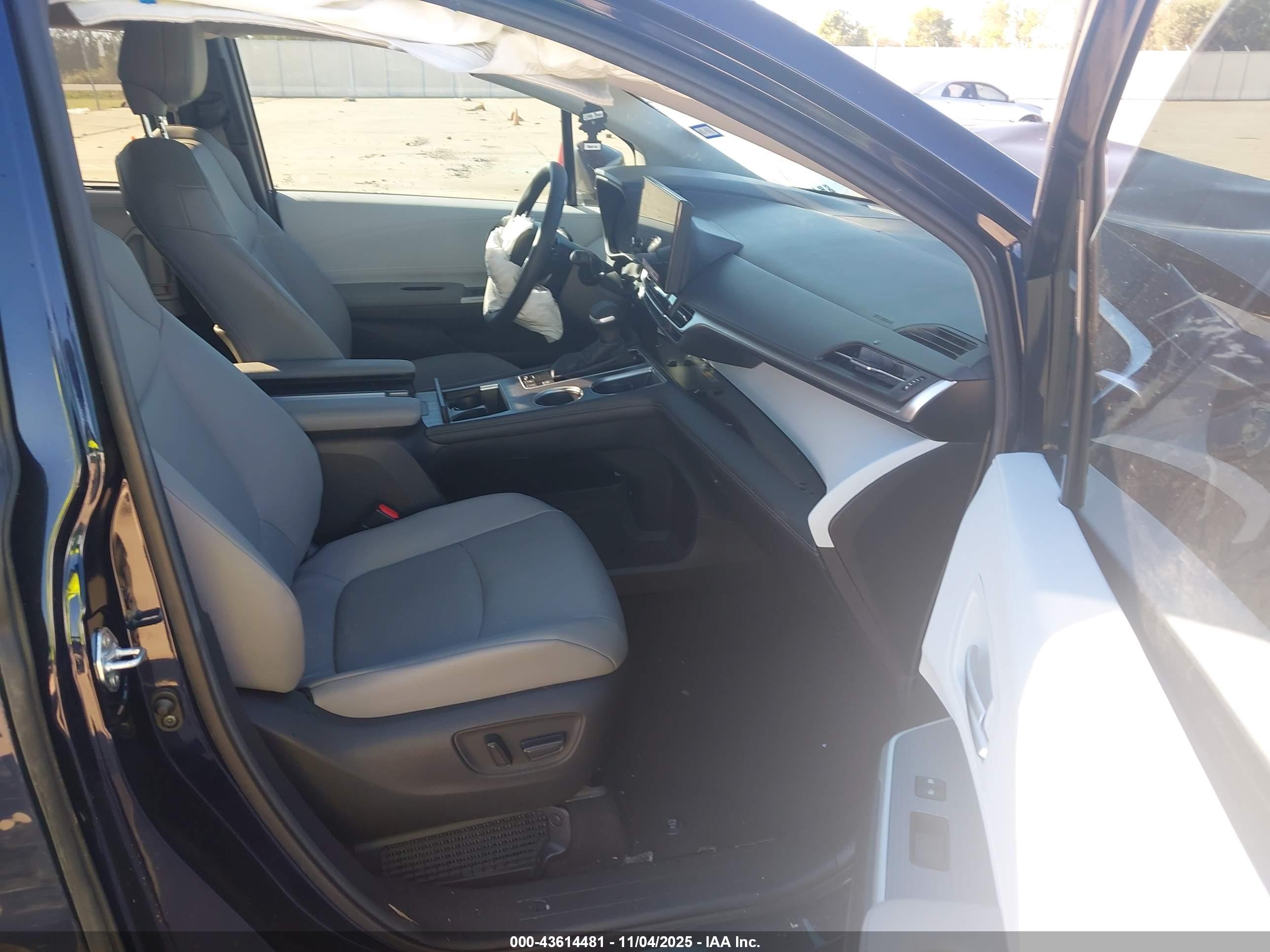 TOYOTA SIENNA image 5