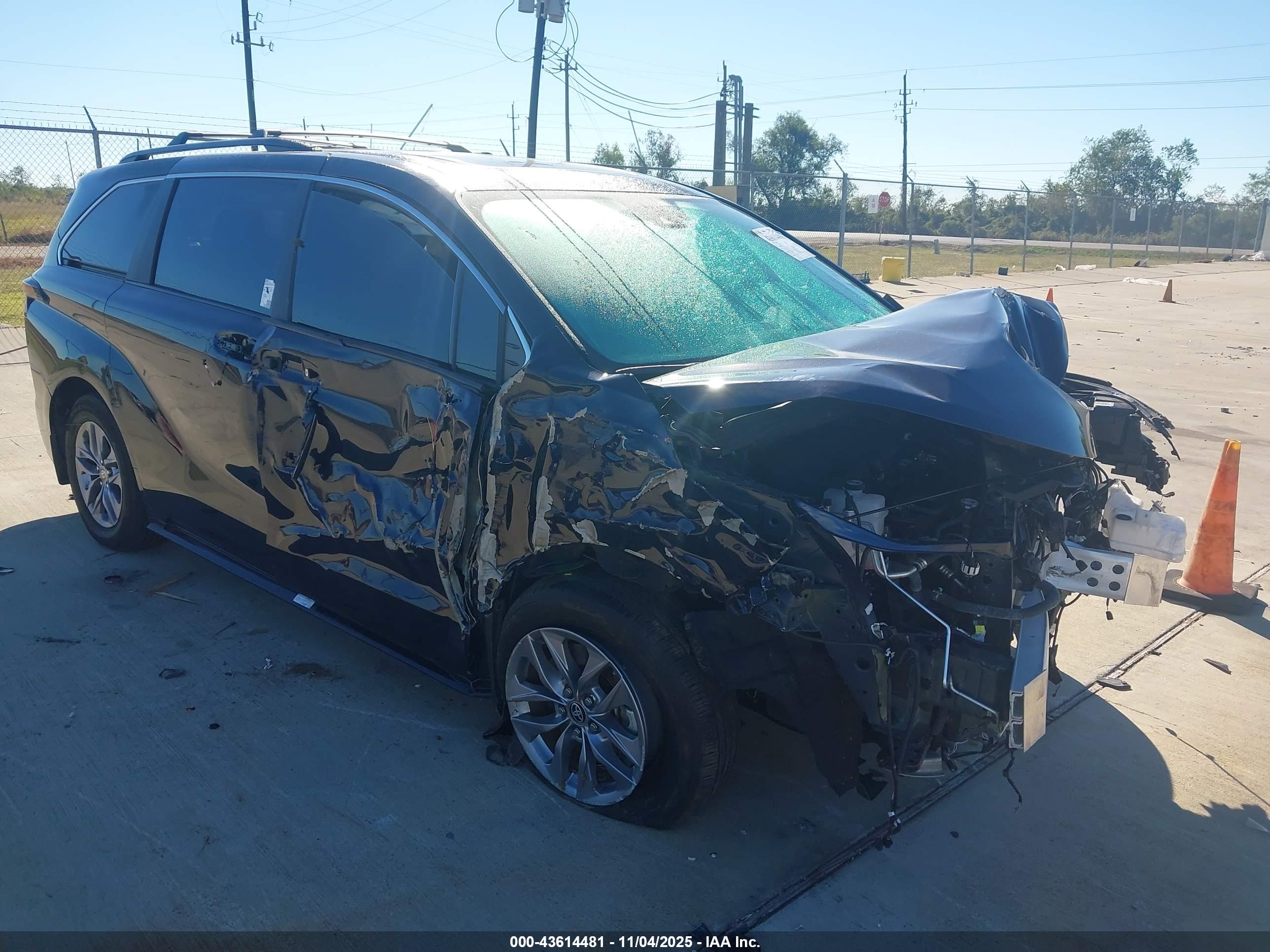 TOYOTA SIENNA image 6