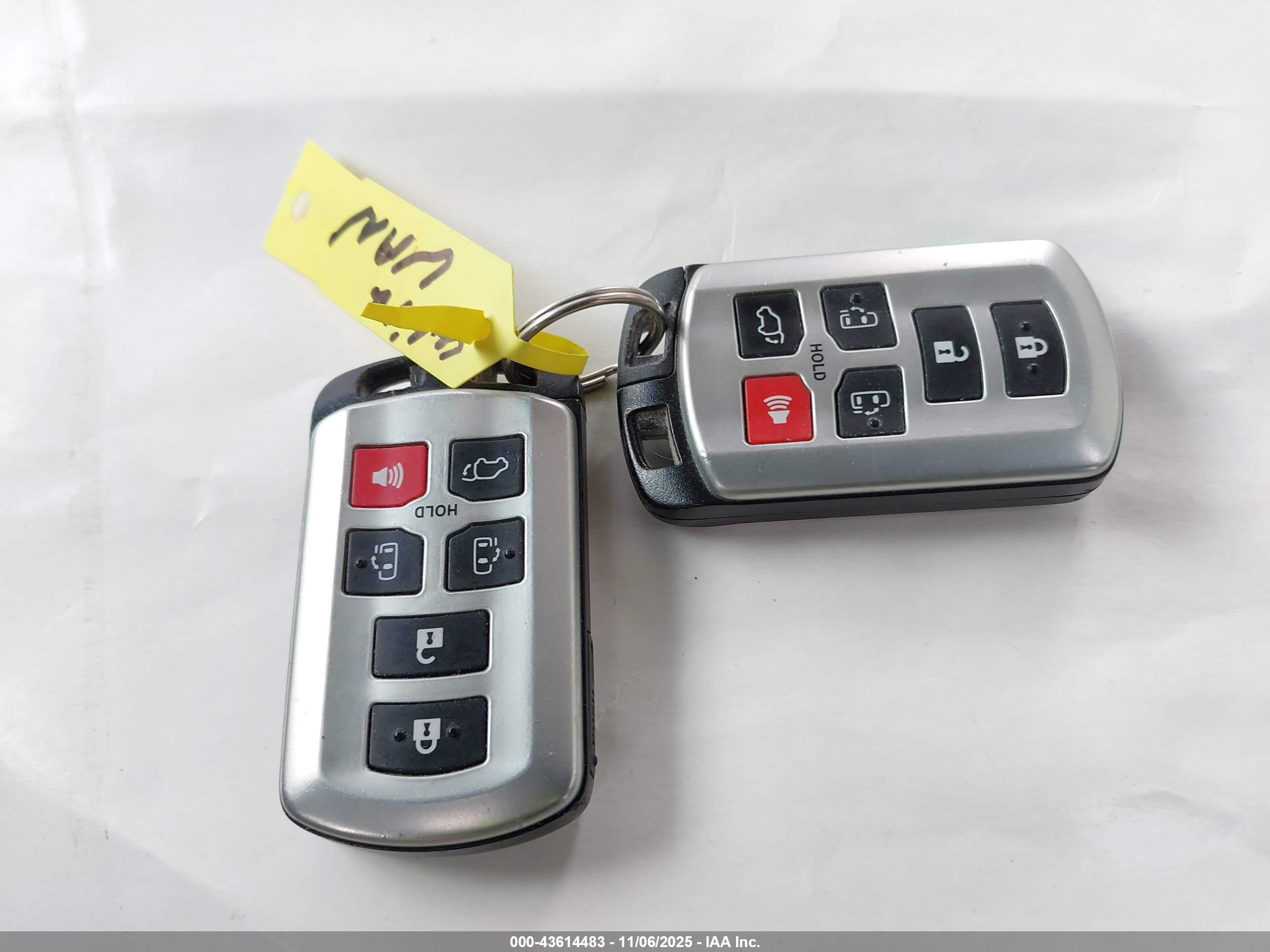 TOYOTA SIENNA image 11