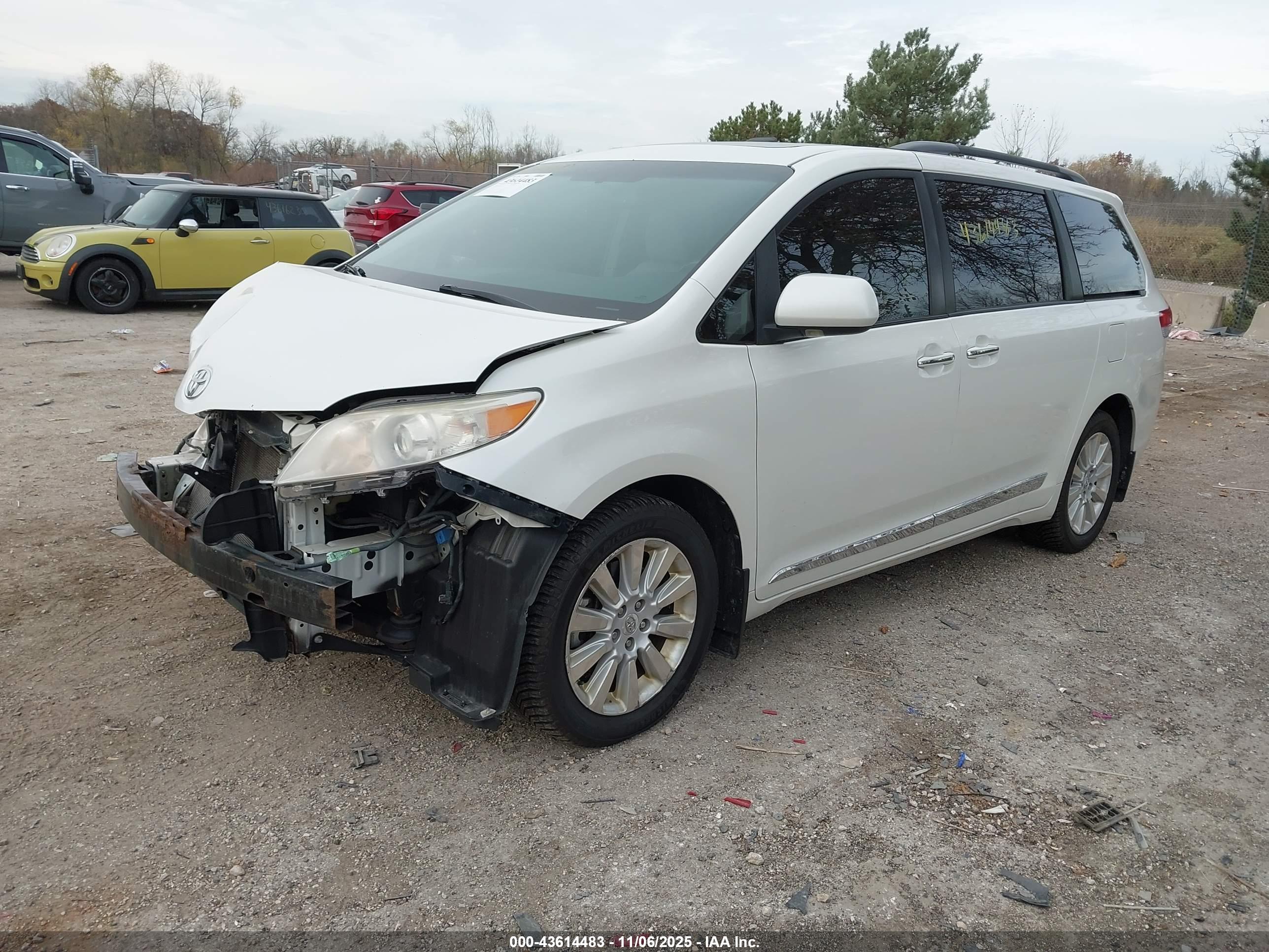 TOYOTA SIENNA image 2