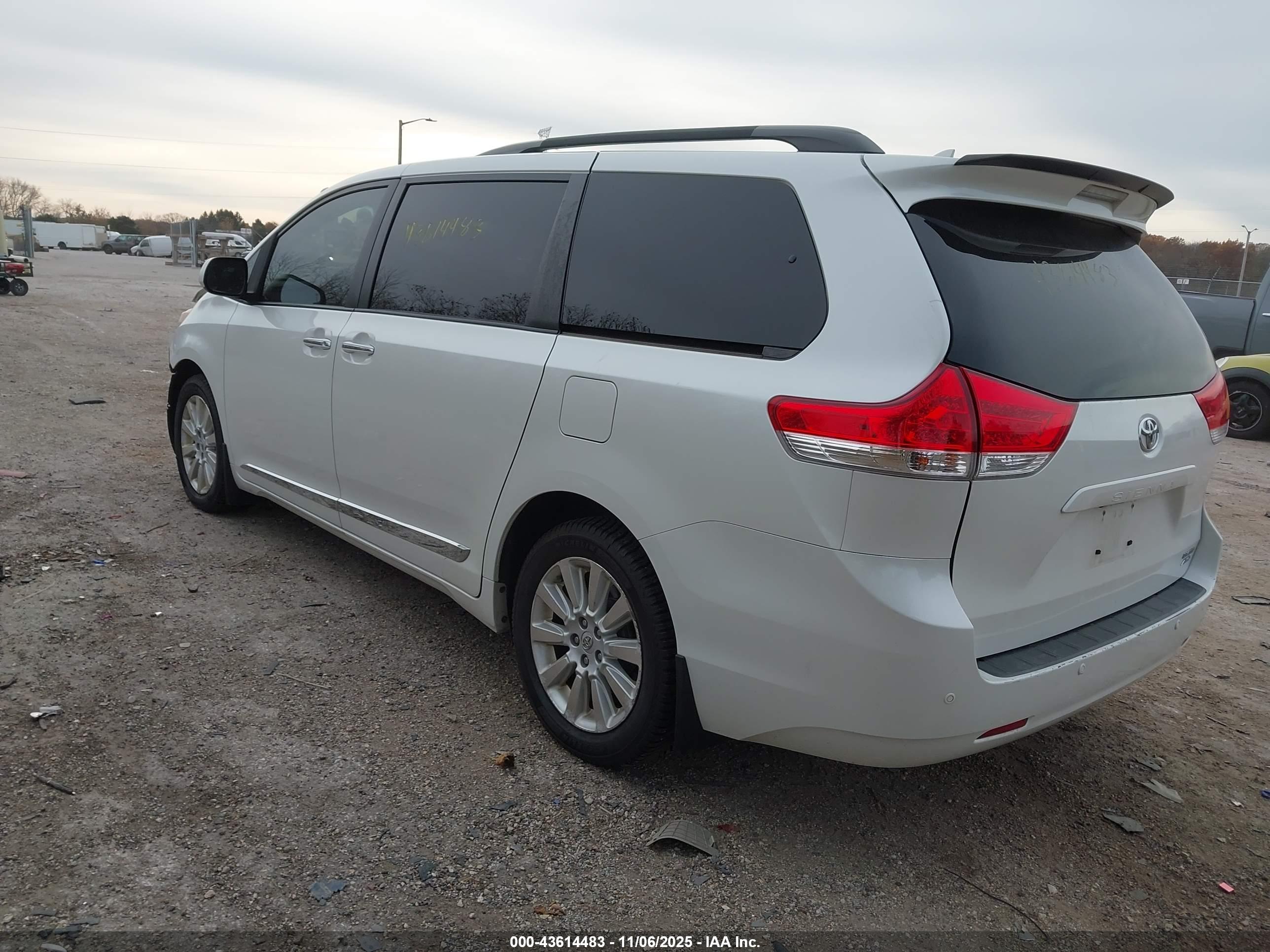 TOYOTA SIENNA image 3