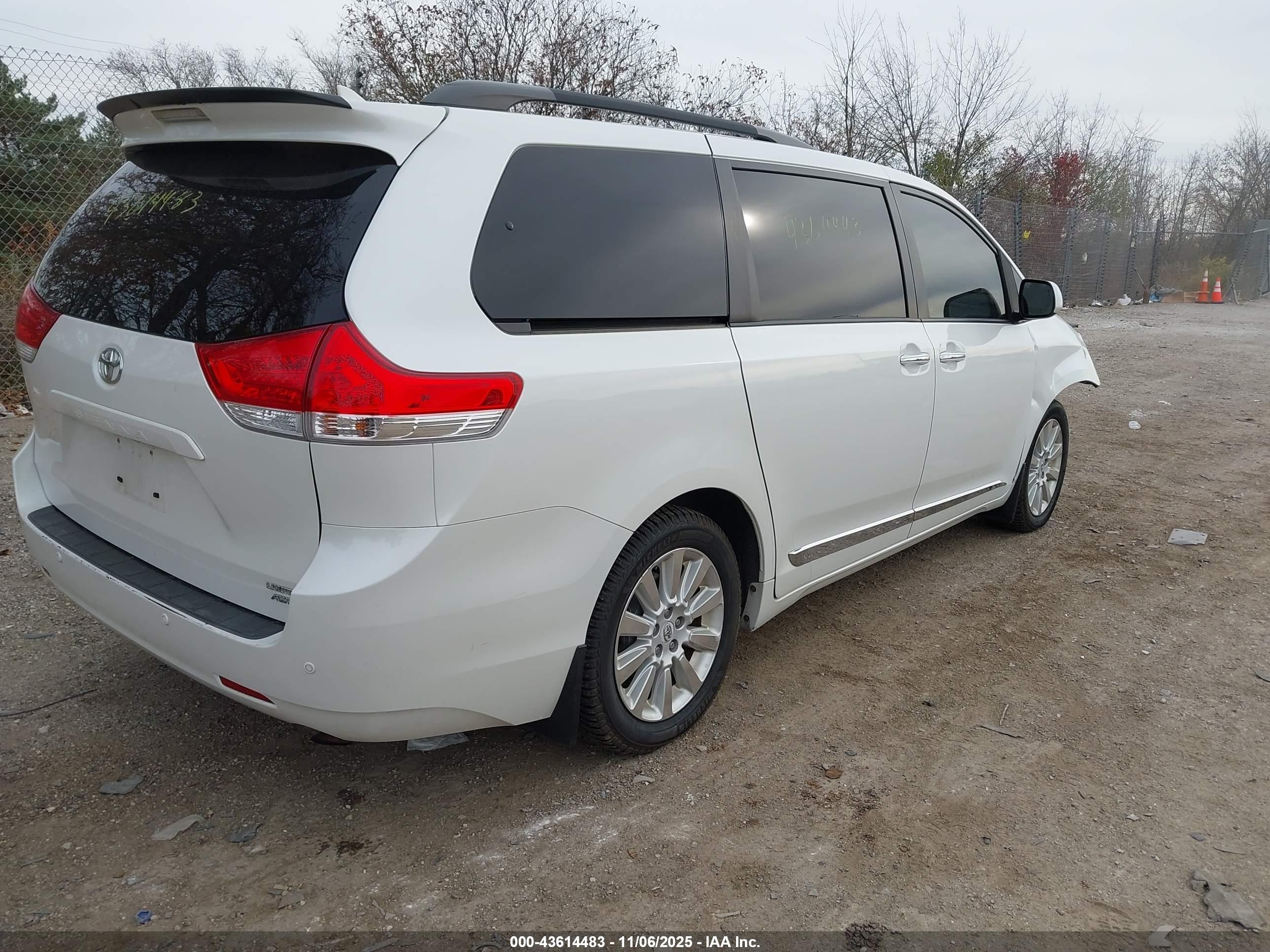 TOYOTA SIENNA image 4