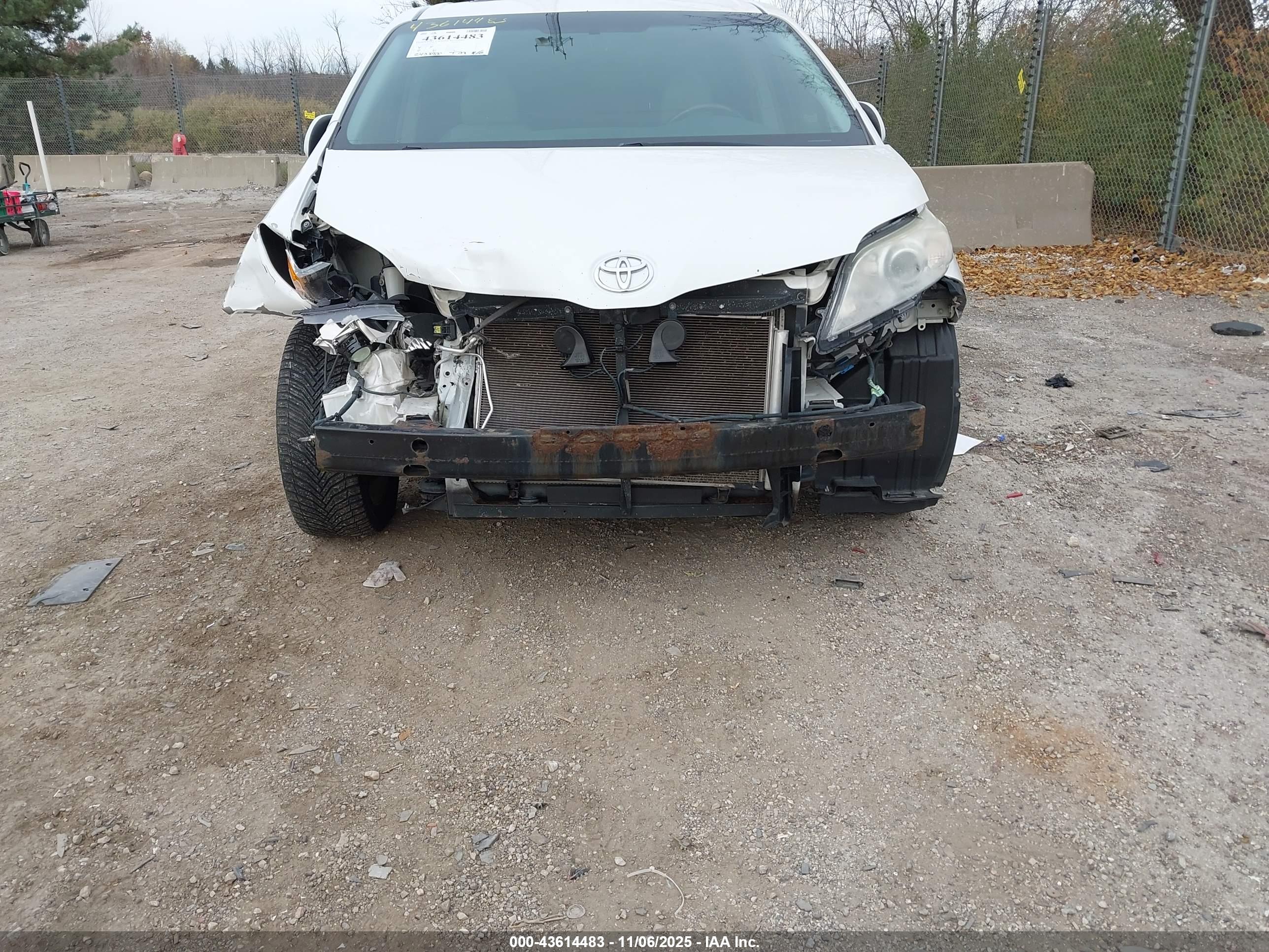 TOYOTA SIENNA image 6
