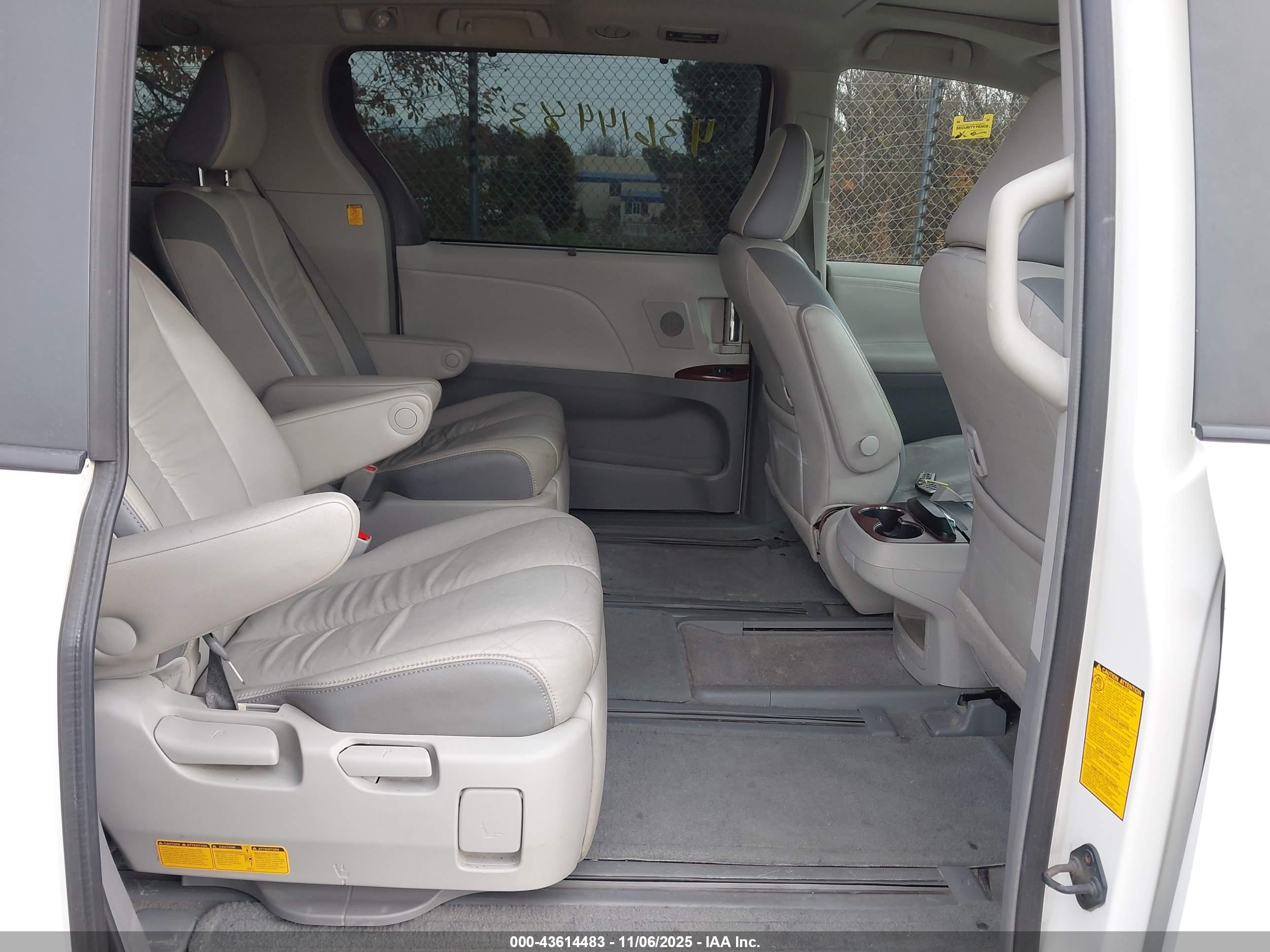 TOYOTA SIENNA image 8