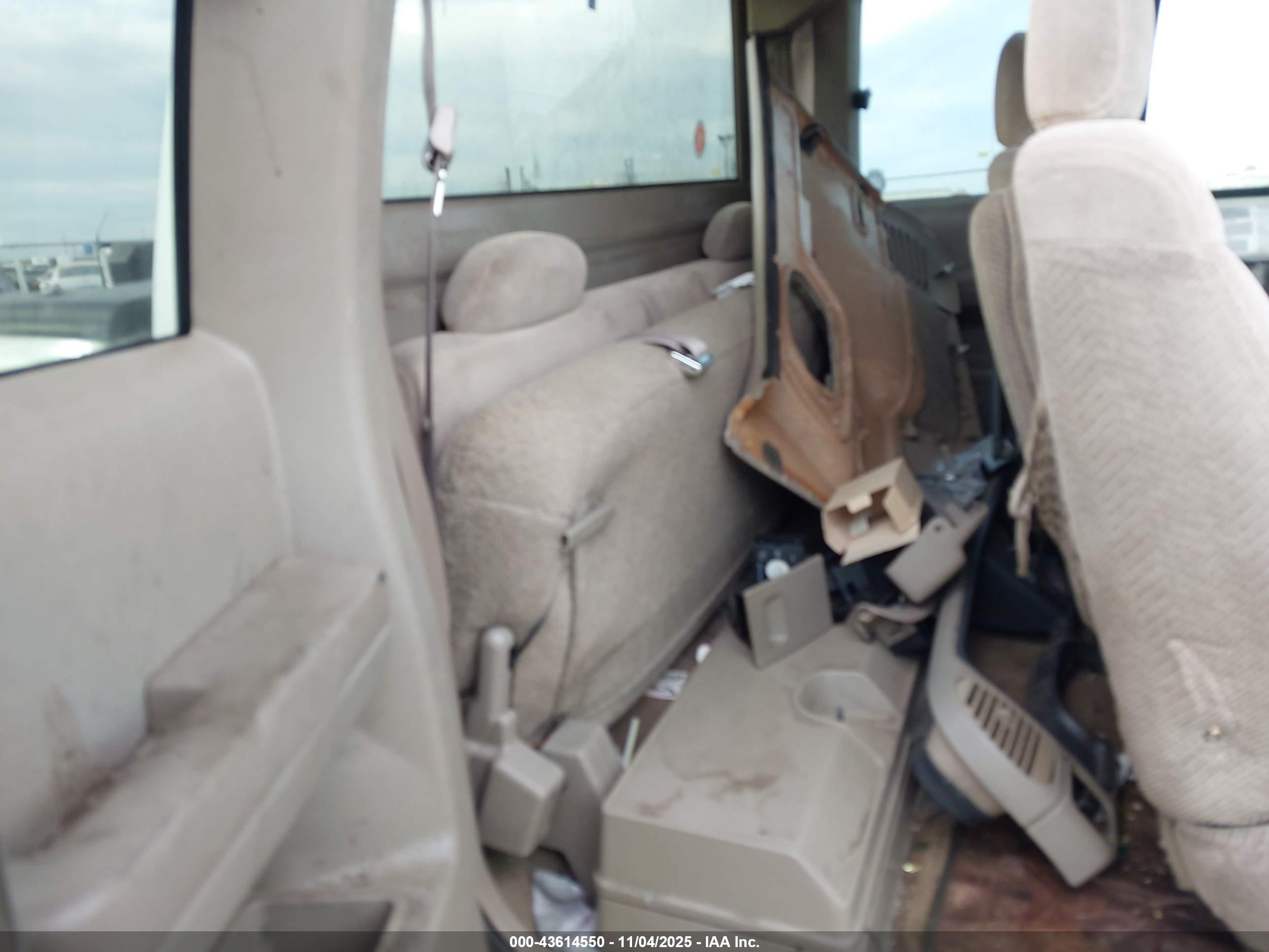 CHEVROLET C1500 image 8
