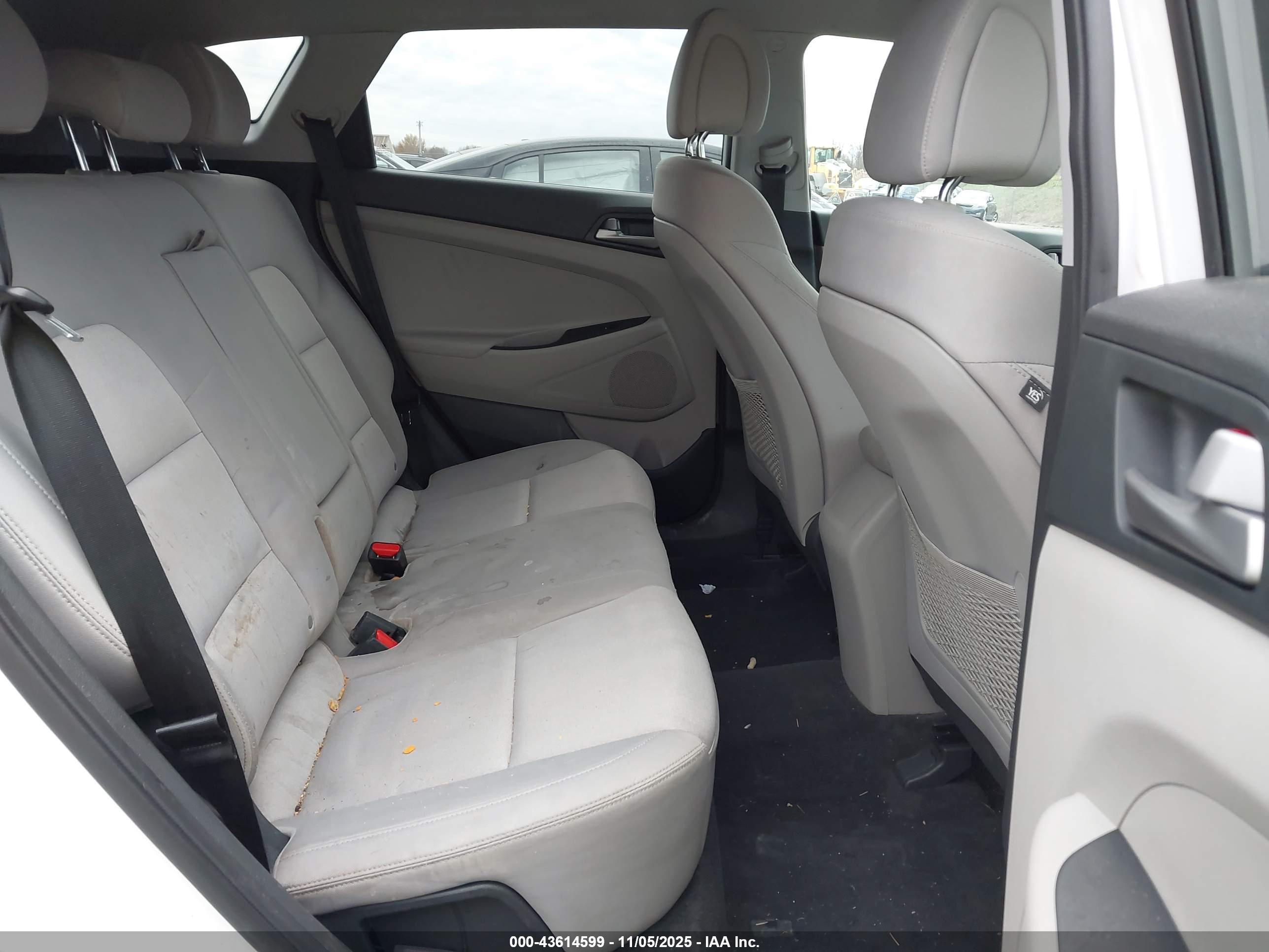 HYUNDAI TUCSON image 8