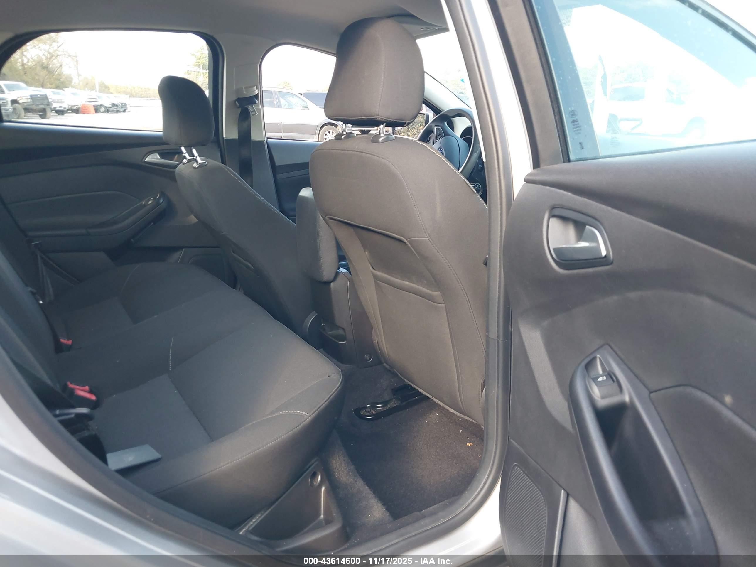 FORD FOCUS image 8