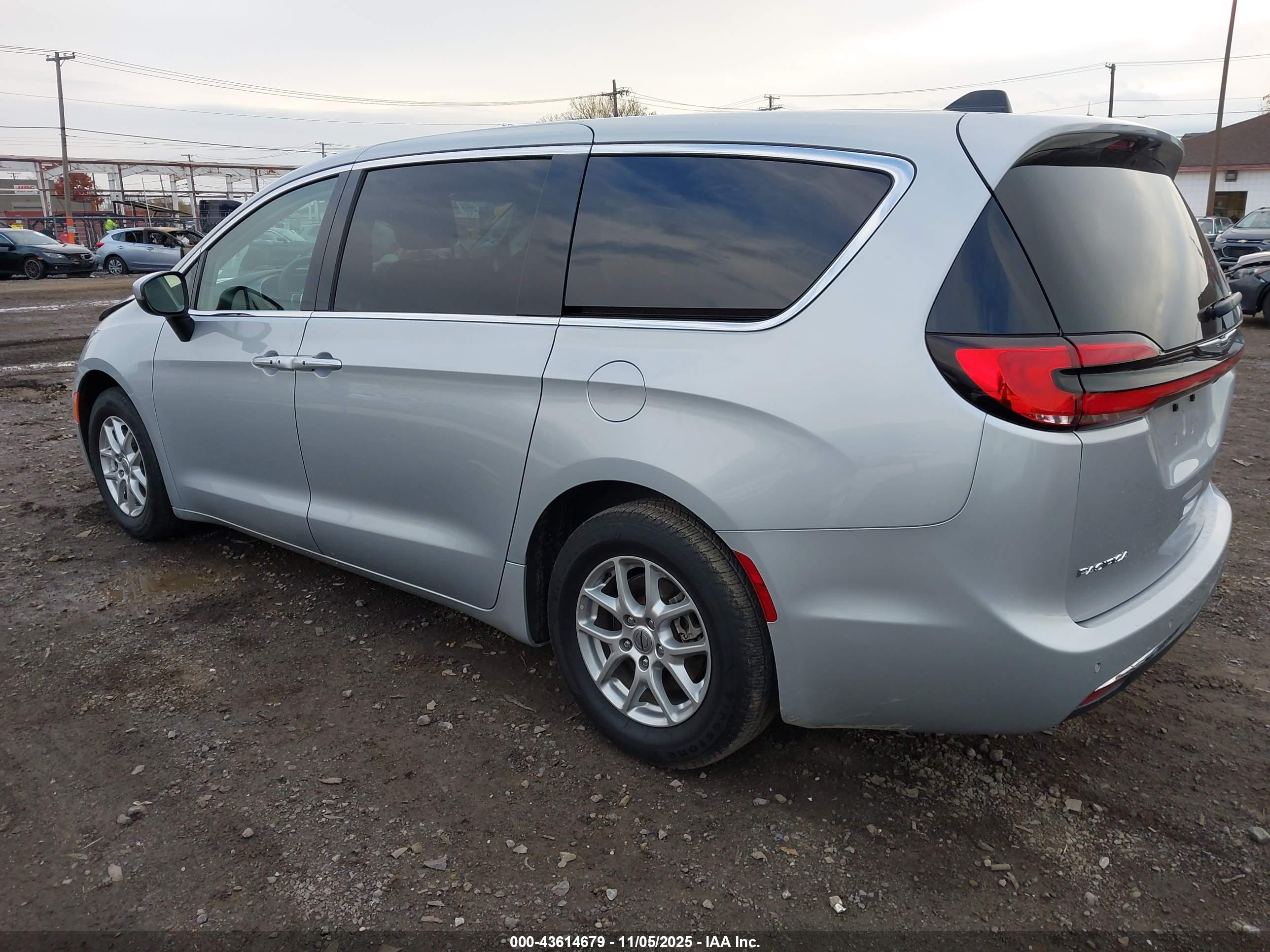 CHRYSLER PACIFICA image 3
