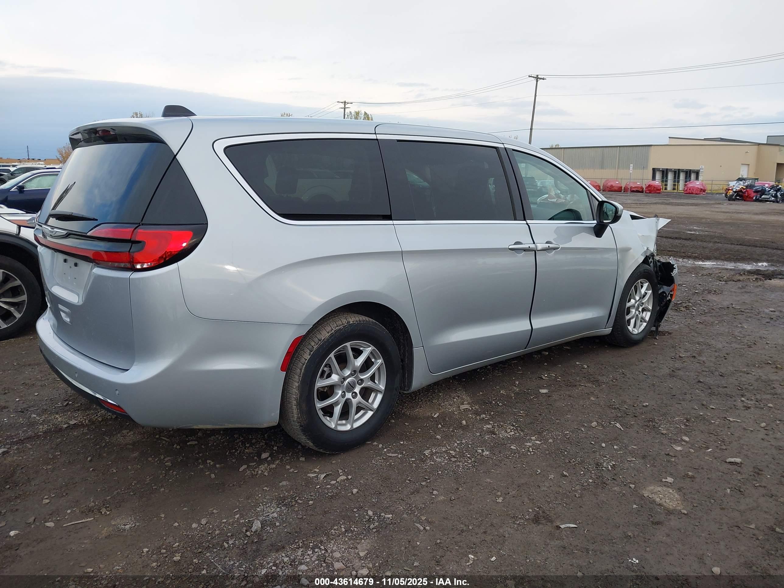 CHRYSLER PACIFICA image 4