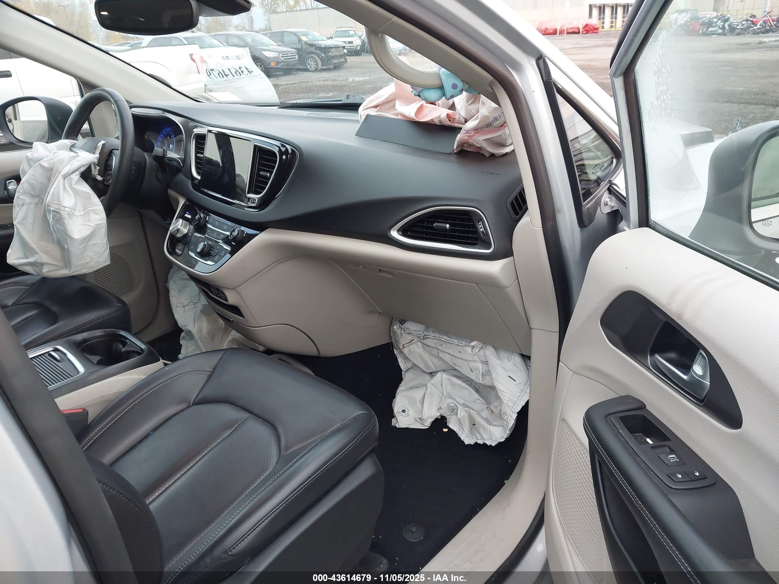 CHRYSLER PACIFICA image 5