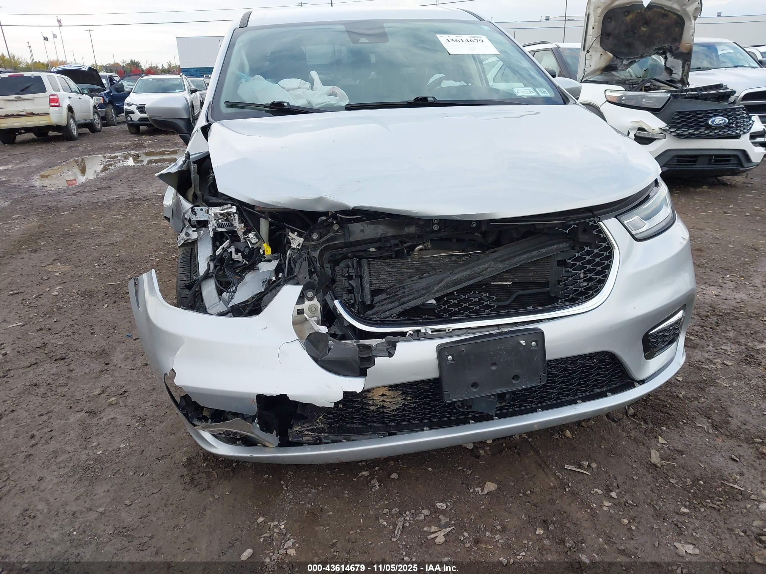 CHRYSLER PACIFICA image 6