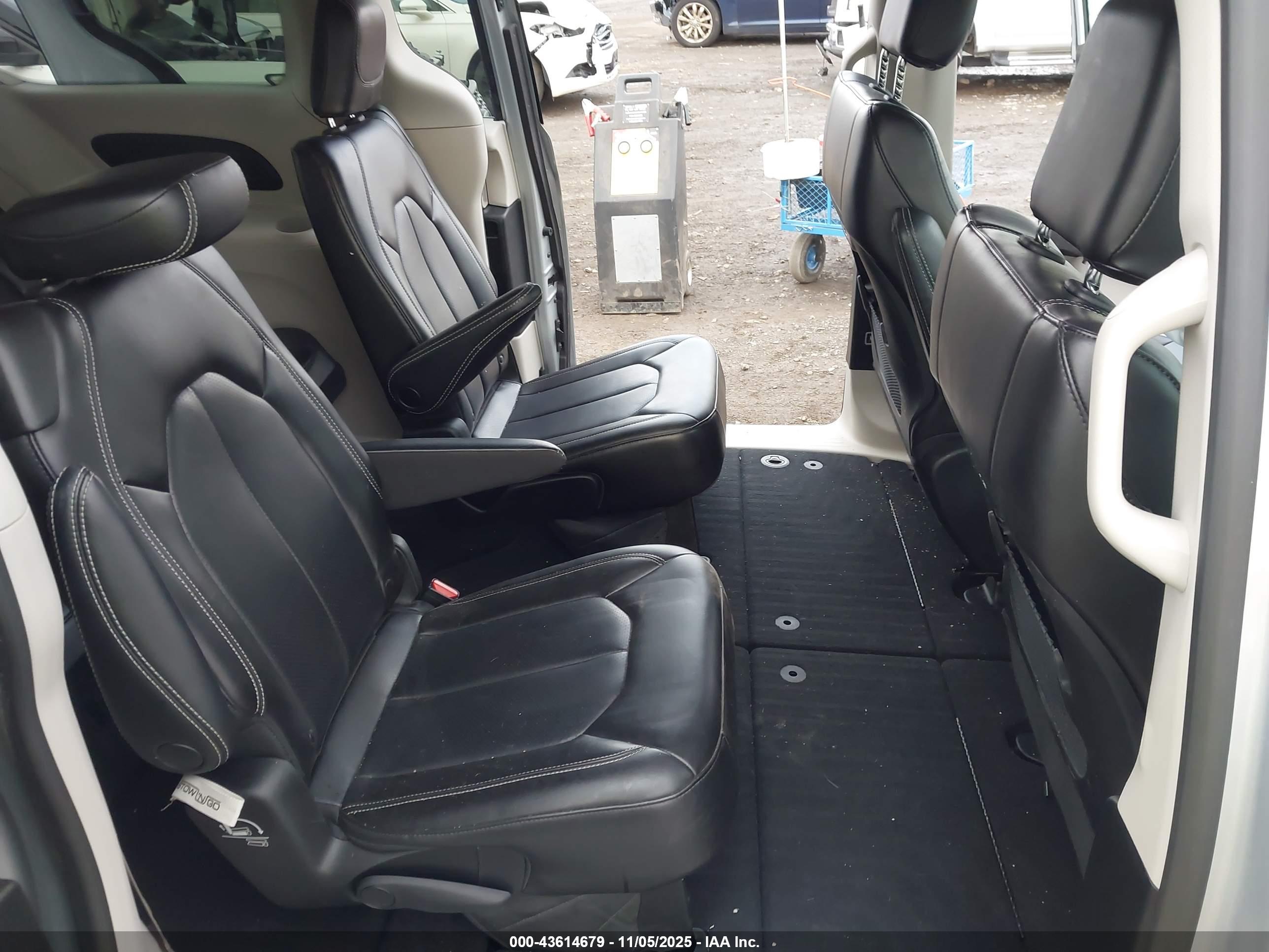 CHRYSLER PACIFICA image 8