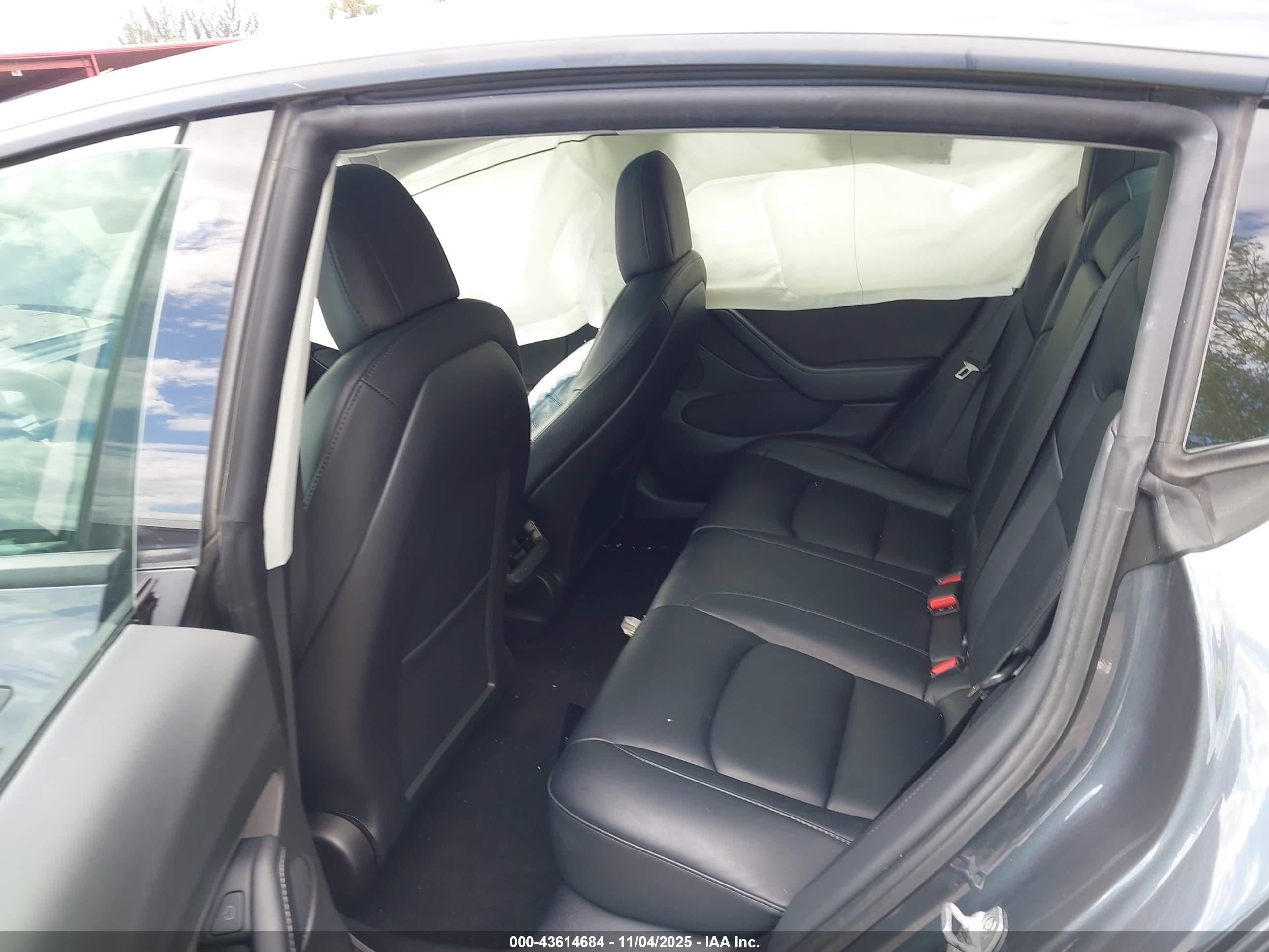 TESLA MODEL image 8