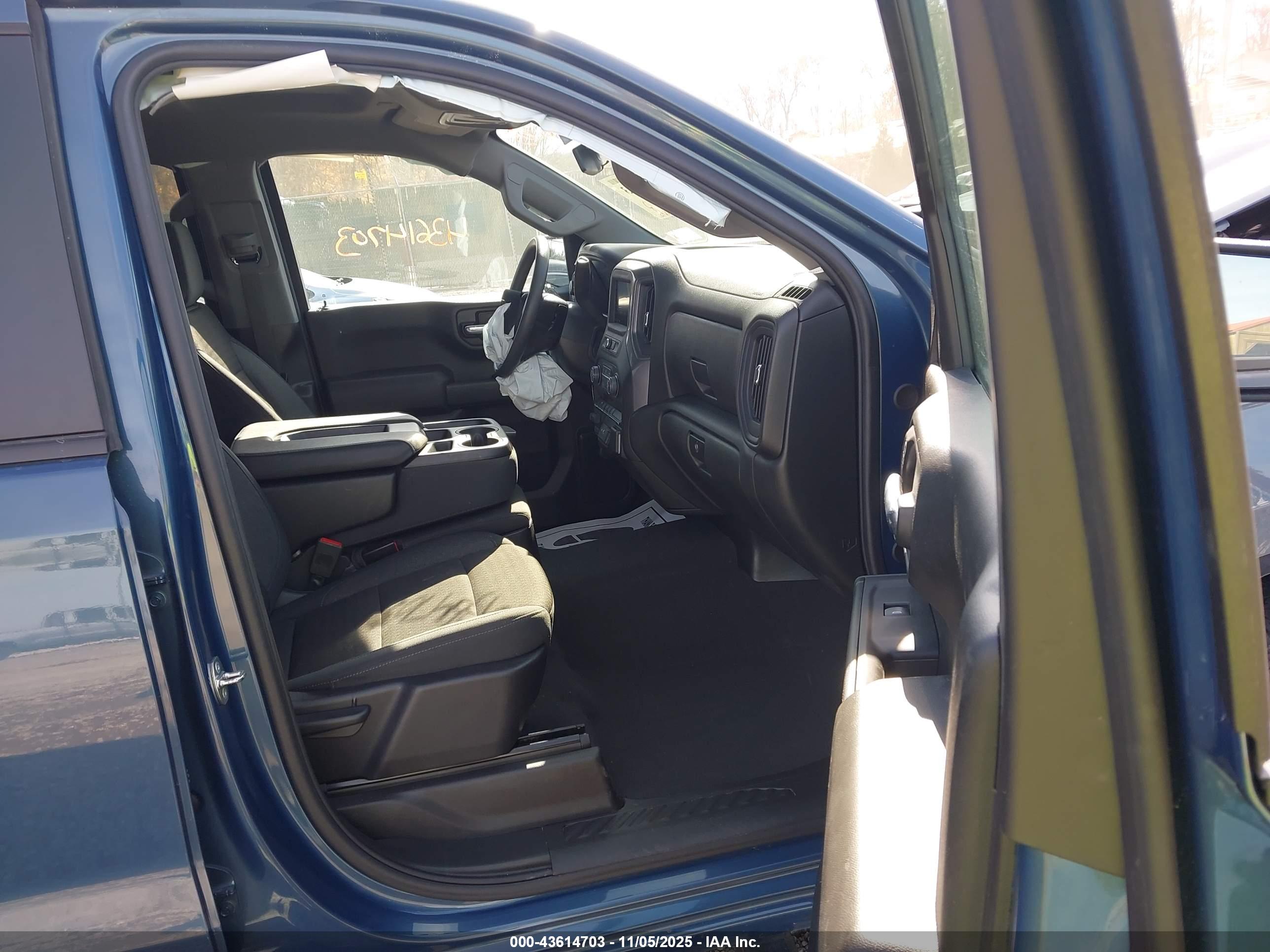 CHEVROLET SILVERADO image 5
