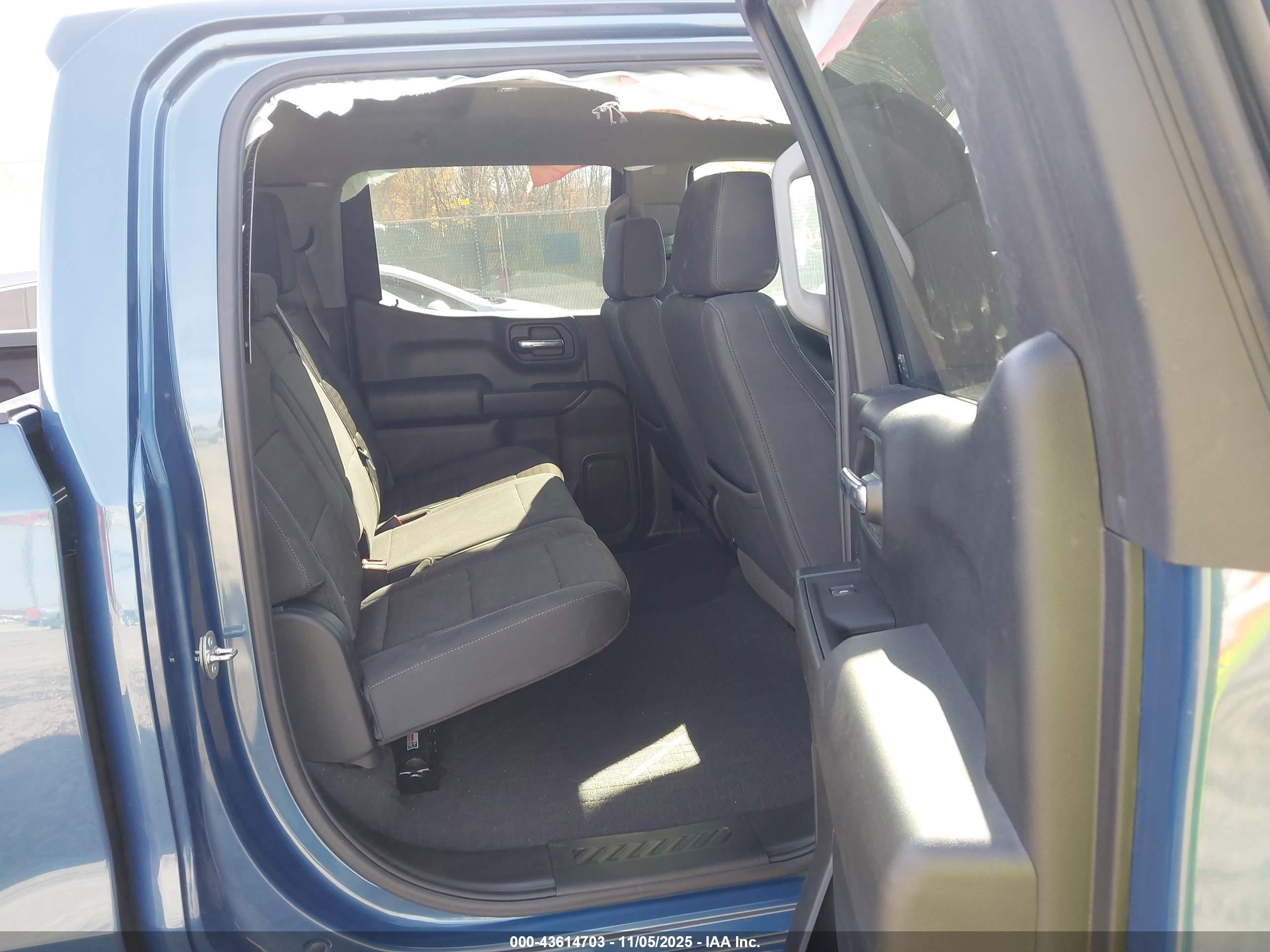 CHEVROLET SILVERADO image 8