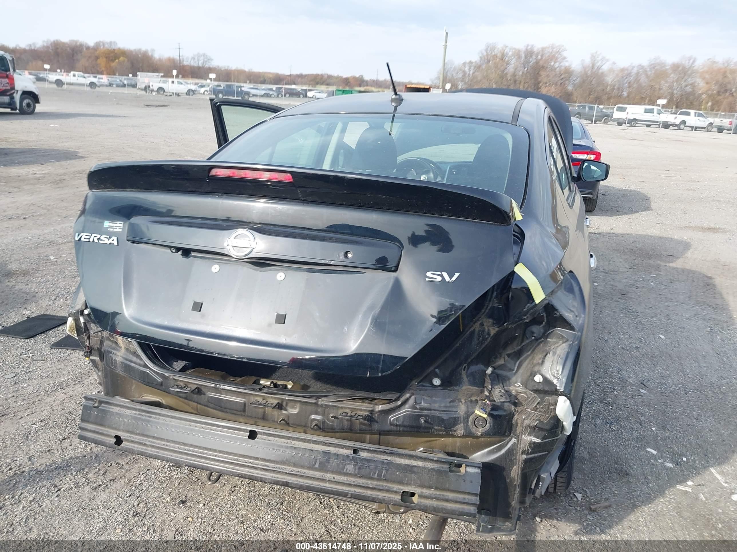 NISSAN VERSA image 6