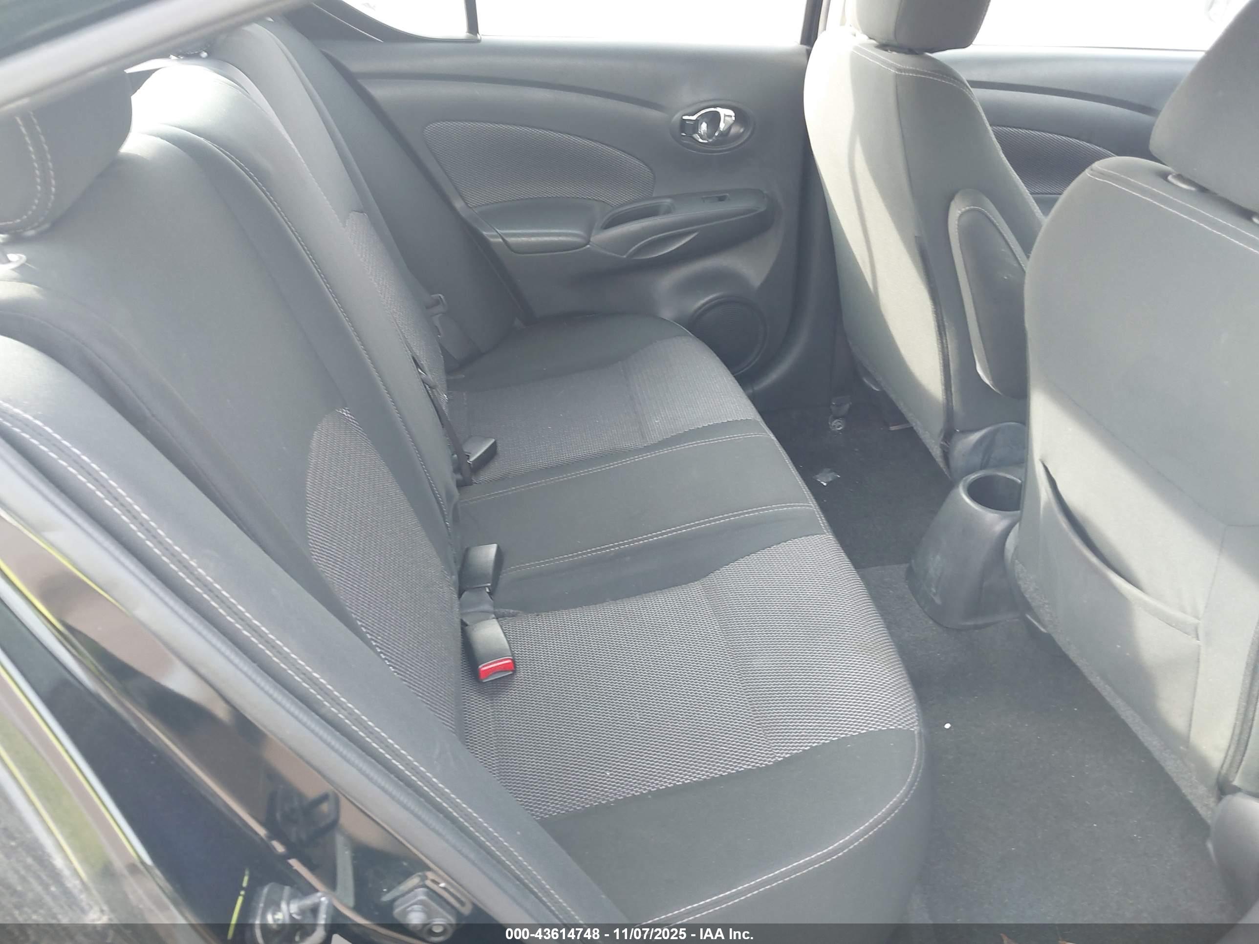 NISSAN VERSA image 8