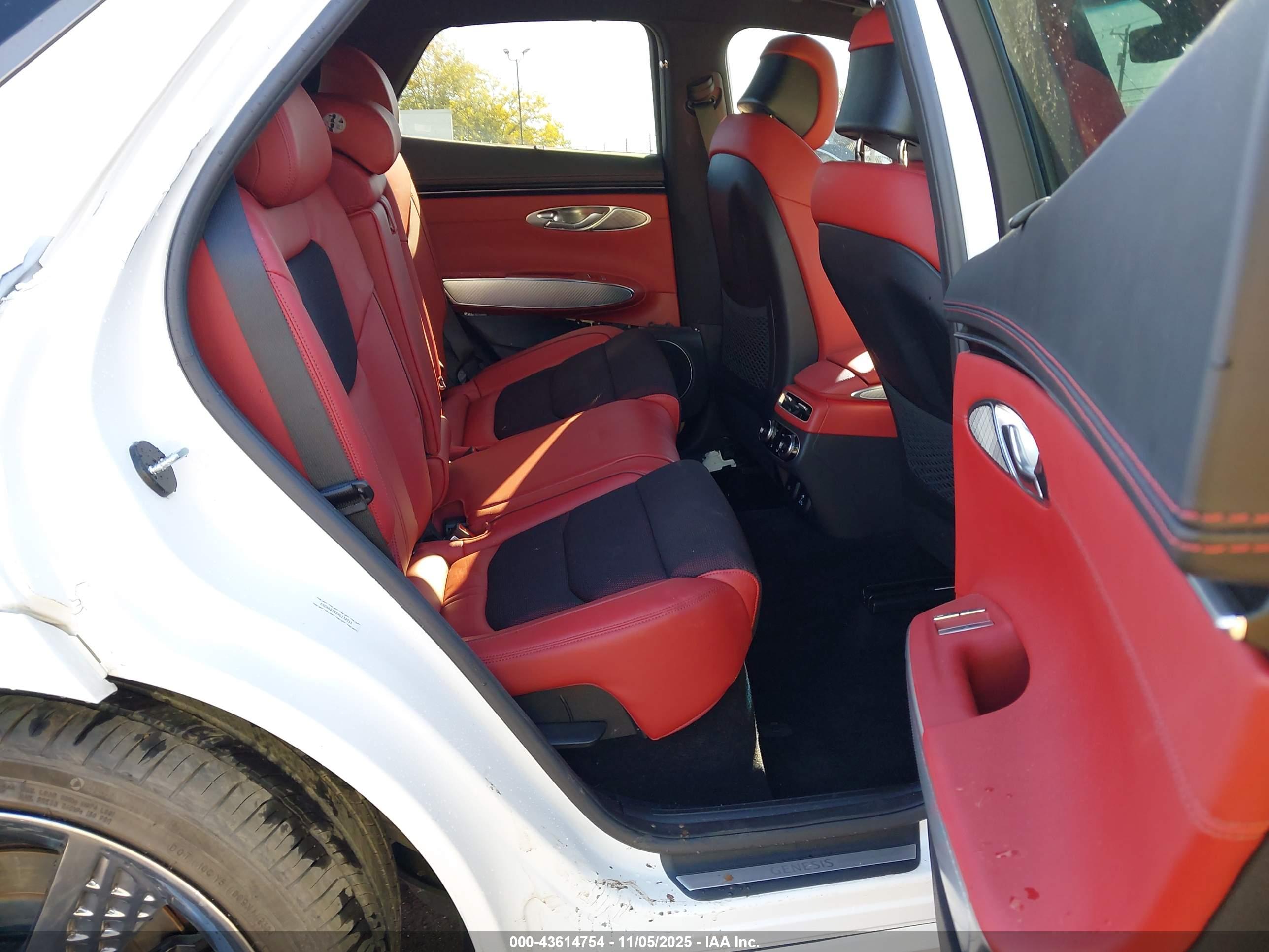 GENESIS GV70 image 8
