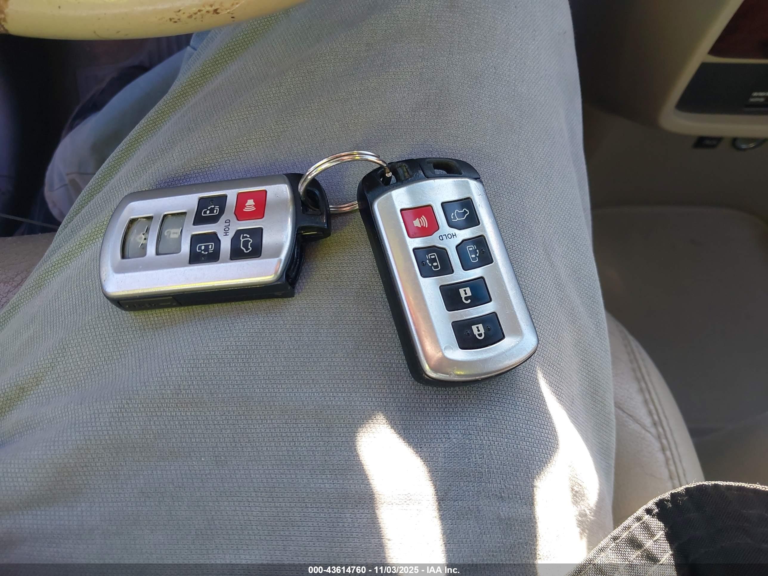 TOYOTA SIENNA image 11
