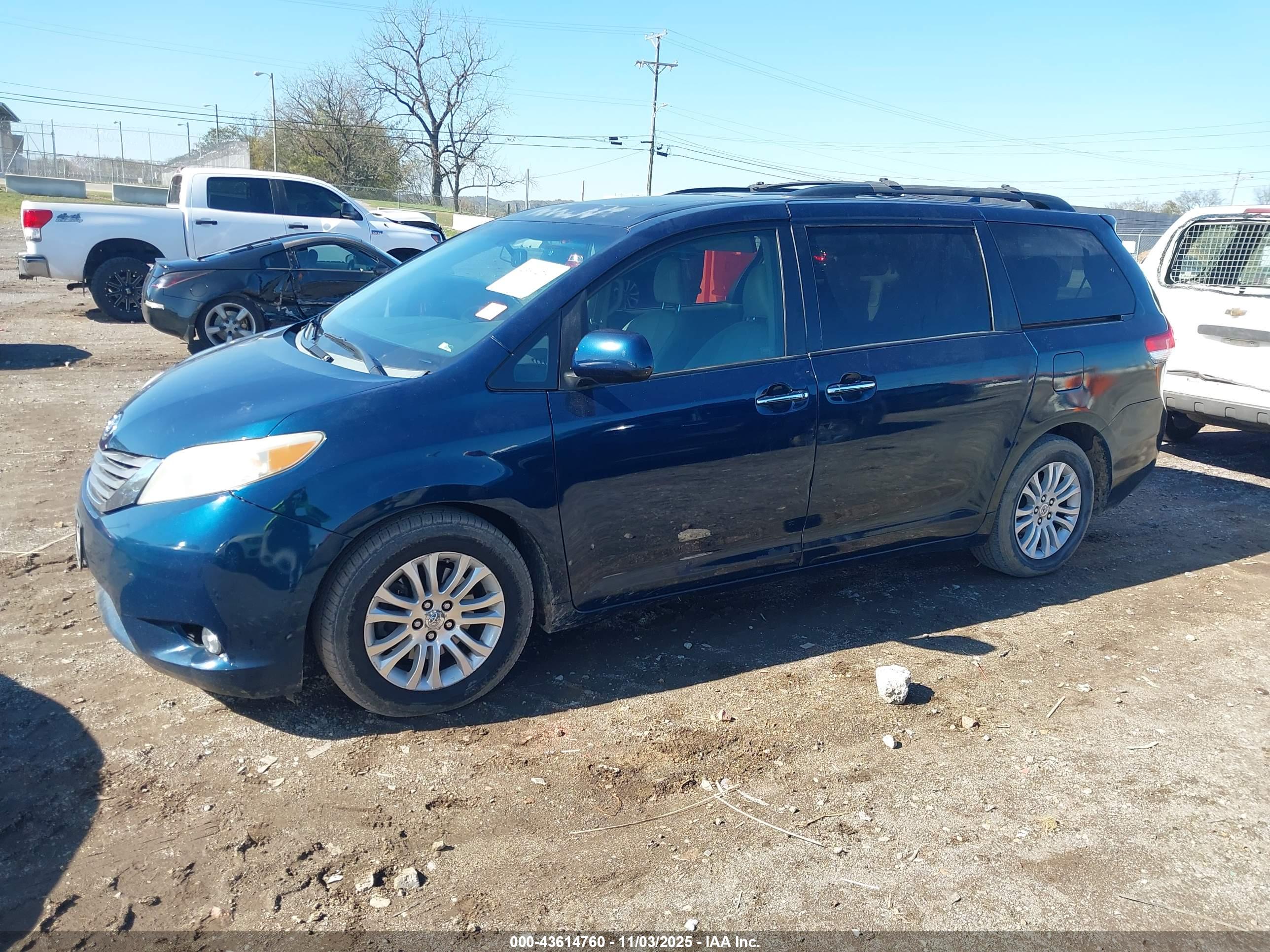 TOYOTA SIENNA image 2