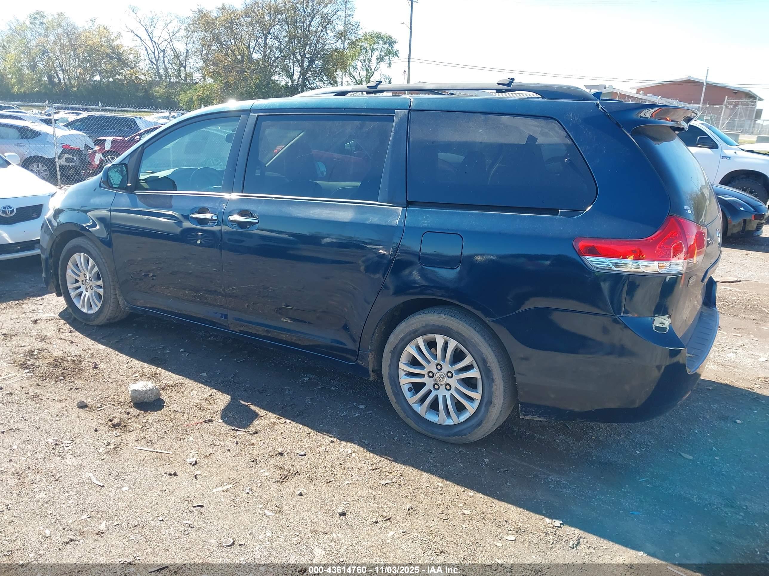 TOYOTA SIENNA image 3