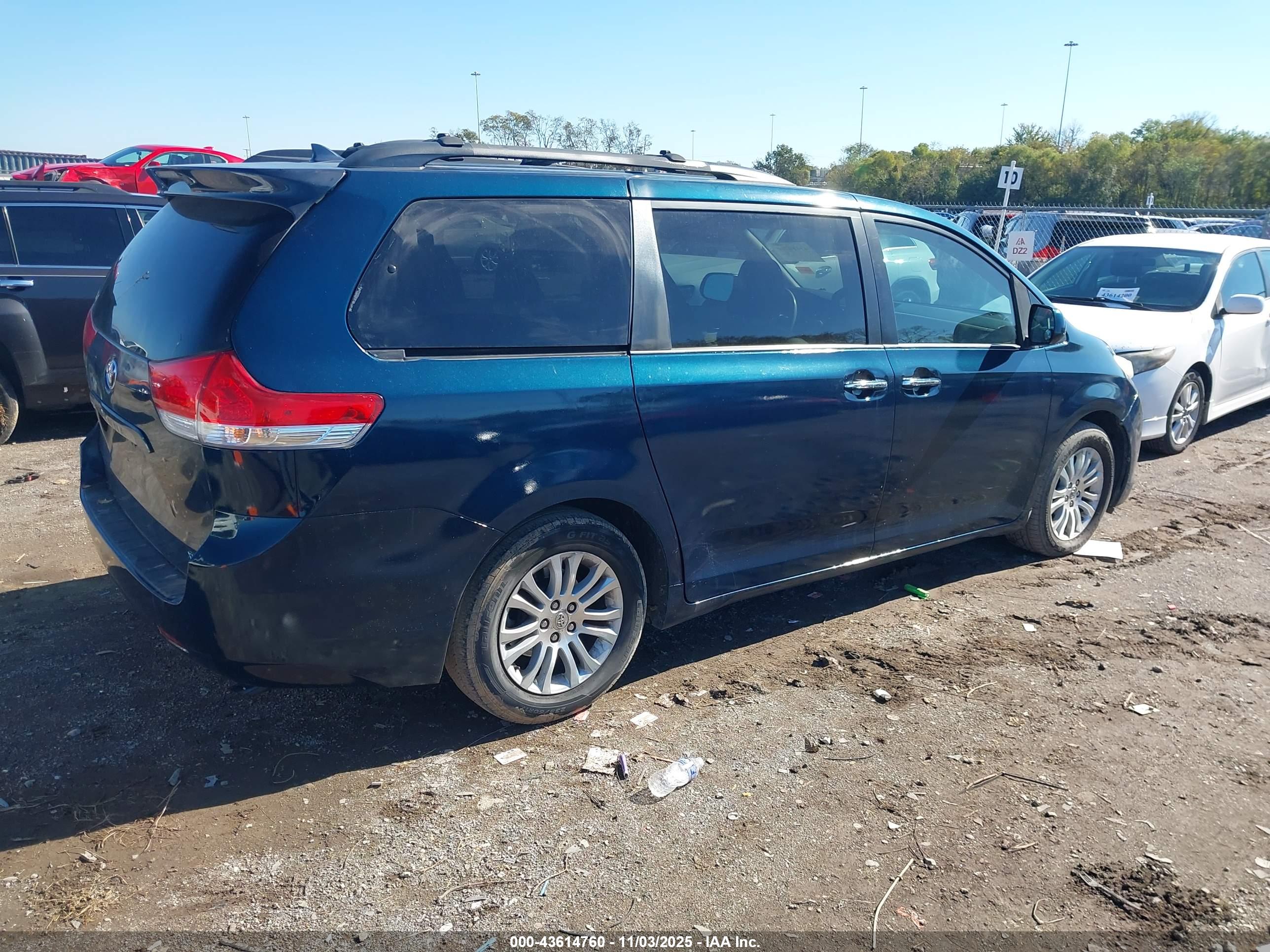 TOYOTA SIENNA image 4